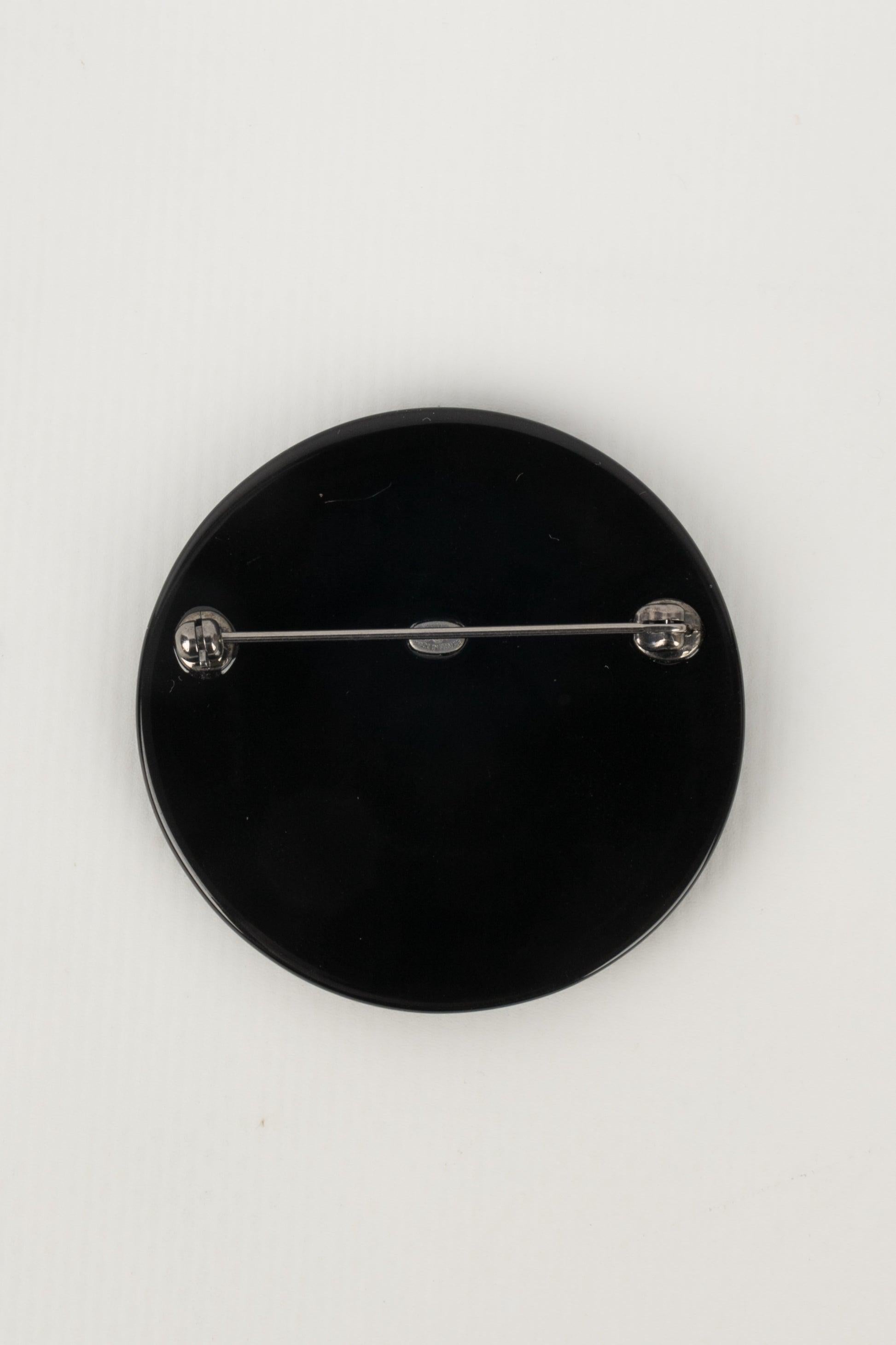 Chanel - (Made in France) Bakelite brooch bearing the effigy of Coco Chanel. Spring-Summer 2003 Collection.

Additional information:
Condition: Very good condition
Dimensions: Diameter: 5 cm
Period: 21st Century

Seller Reference: BRB59