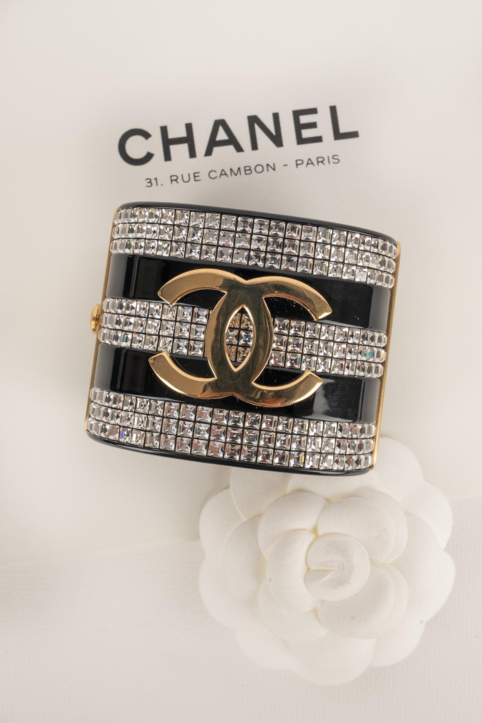 Chanel - (Made in France) Bracciale in bachelite con metallo dorato e strass. Collezione 2024.

Informazioni aggiuntive:
Condizioni: Ottime condizioni
Dimensioni: Diametro: 16,5 cm - Larghezza: 5,2 cm
Periodo: 21° secolo

Riferimento del venditore: