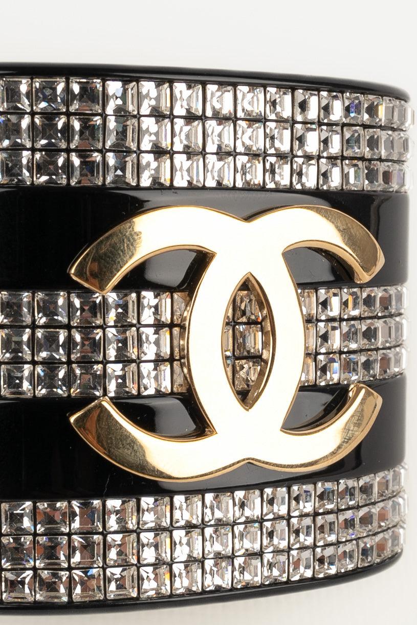 Donna Bracciale Chanel in bachelite, 2024