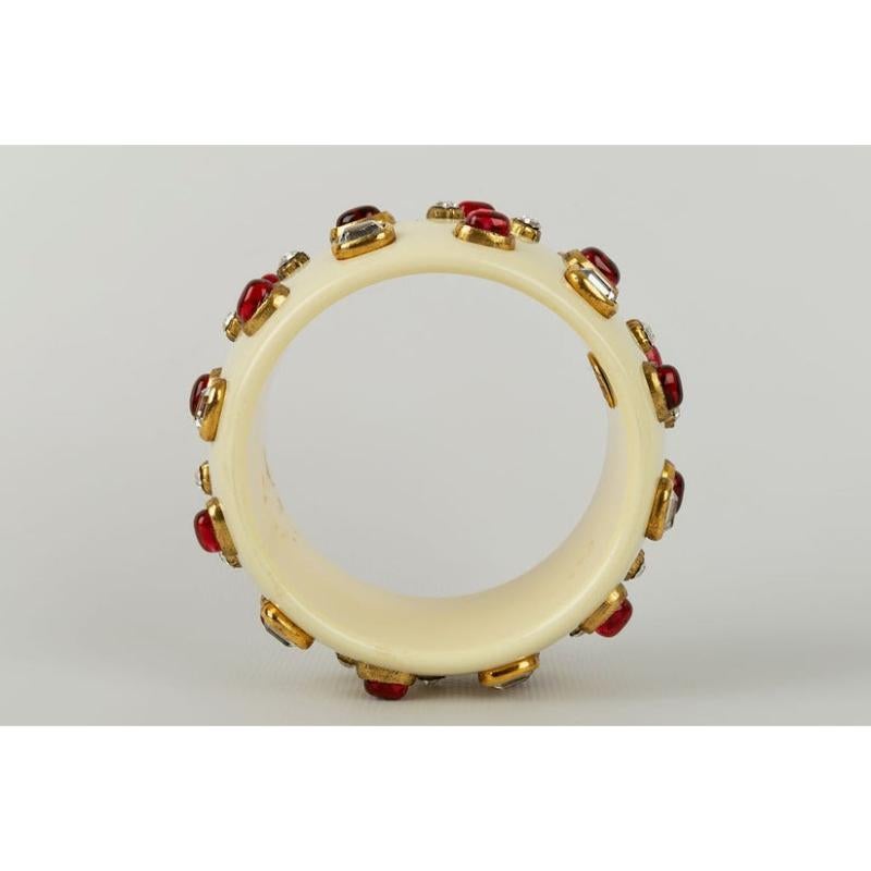 Chanel - Manchette in bakelite paved with rhinestones and cabochons in red glass paste. Collection 1985.

Additional information:
Condition: Very good condition
Dimensions: Circumference: 19 cm - Diameter: 6.5 cm - Height: 5 cm
Period: 20th