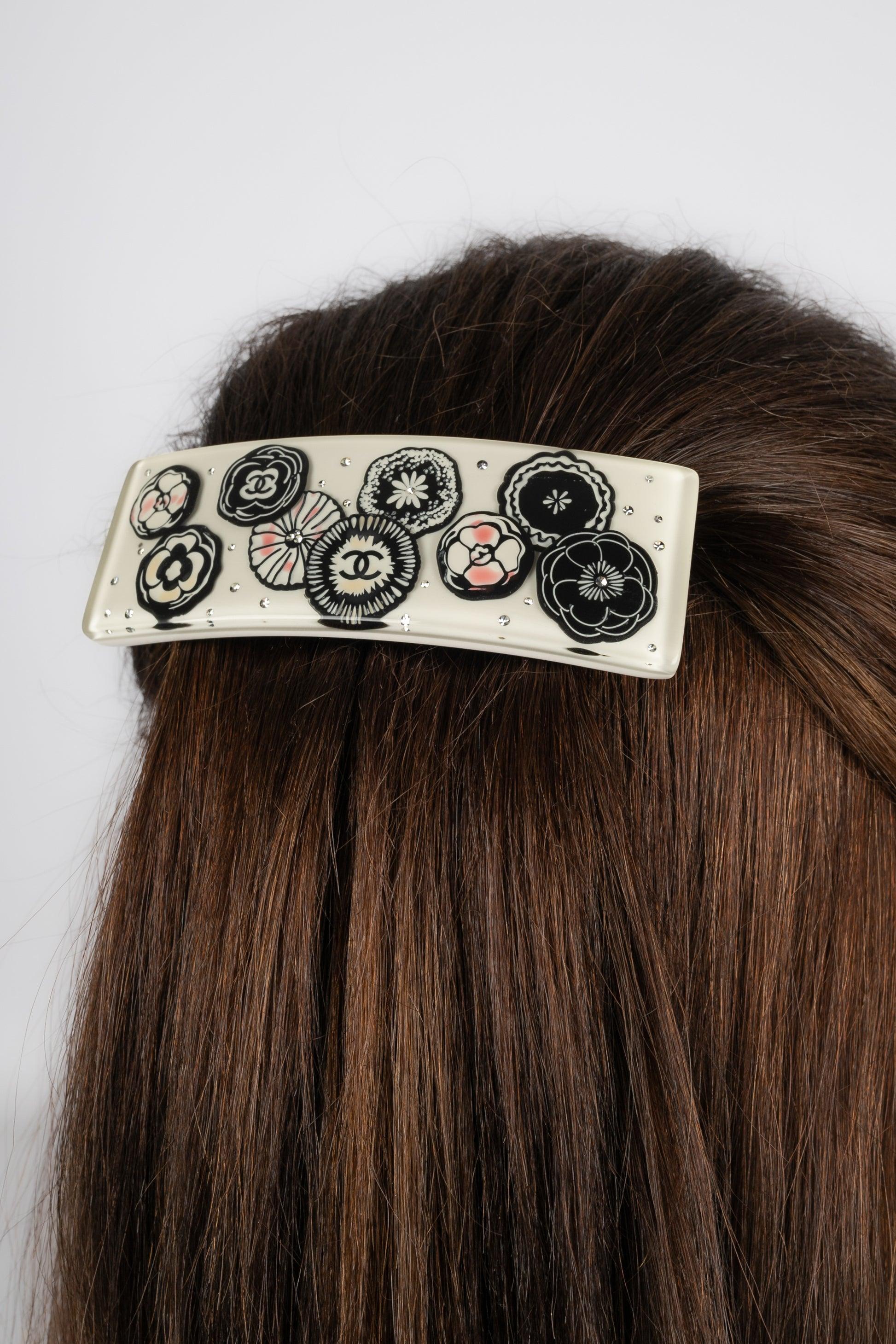 Chanel - (Made in France) Bakelite hair clip representing camellias. 2012 Spring-Summer Collection.

Additional information:
Condition: Very good condition
Dimensions: 10 cm x 3.5 cm
Period: 21st Century

Seller Reference: BARB11