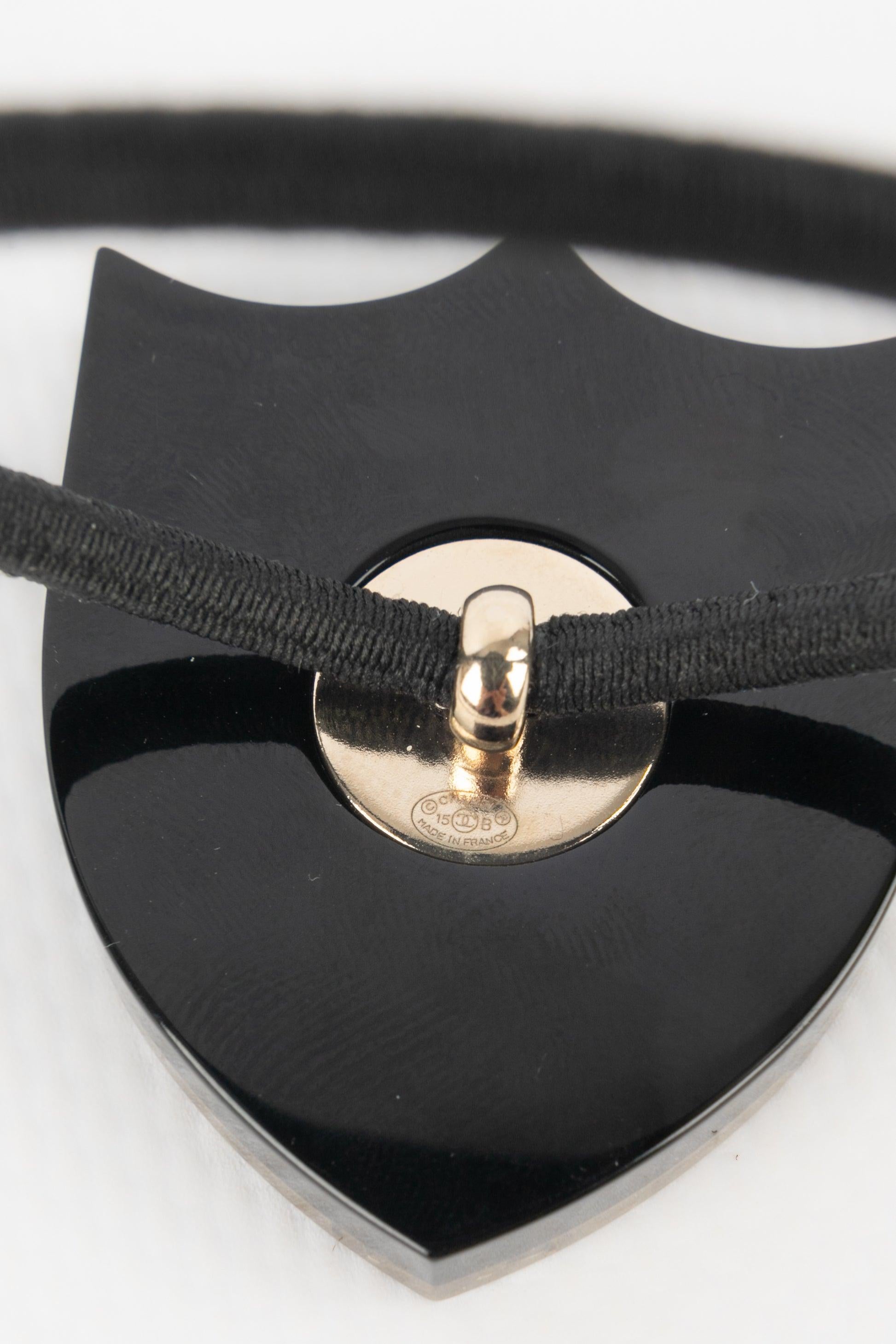 Chanel - (Made in France) Accessorio per la testa in bachelite.

Informazioni aggiuntive:
Condizioni: Ottime condizioni
Dimensioni: Altezza: 4,5 cm

Riferimento del venditore: ACC177