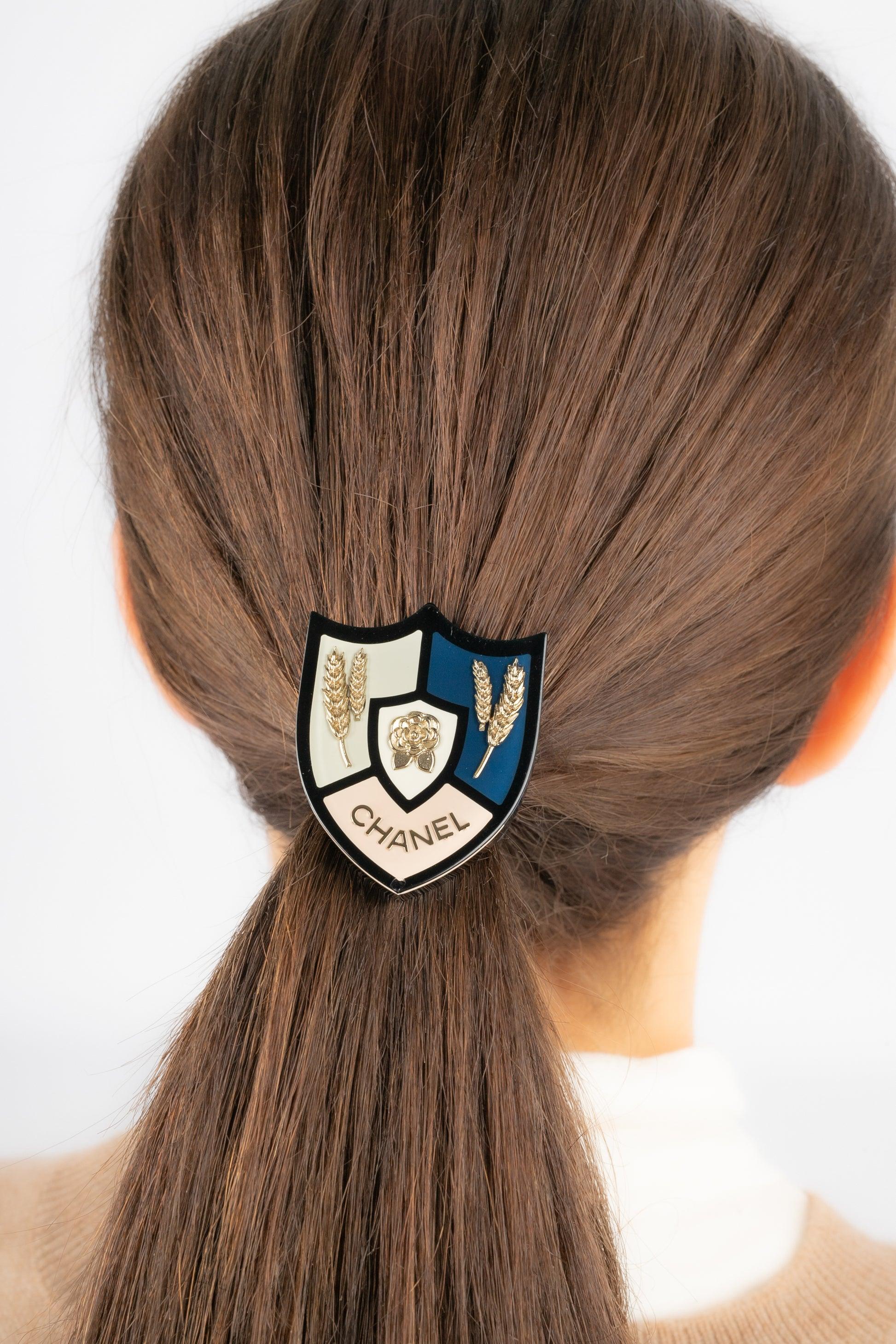 Accessorio per la testa di Chanel in bachelite in vendita 1
