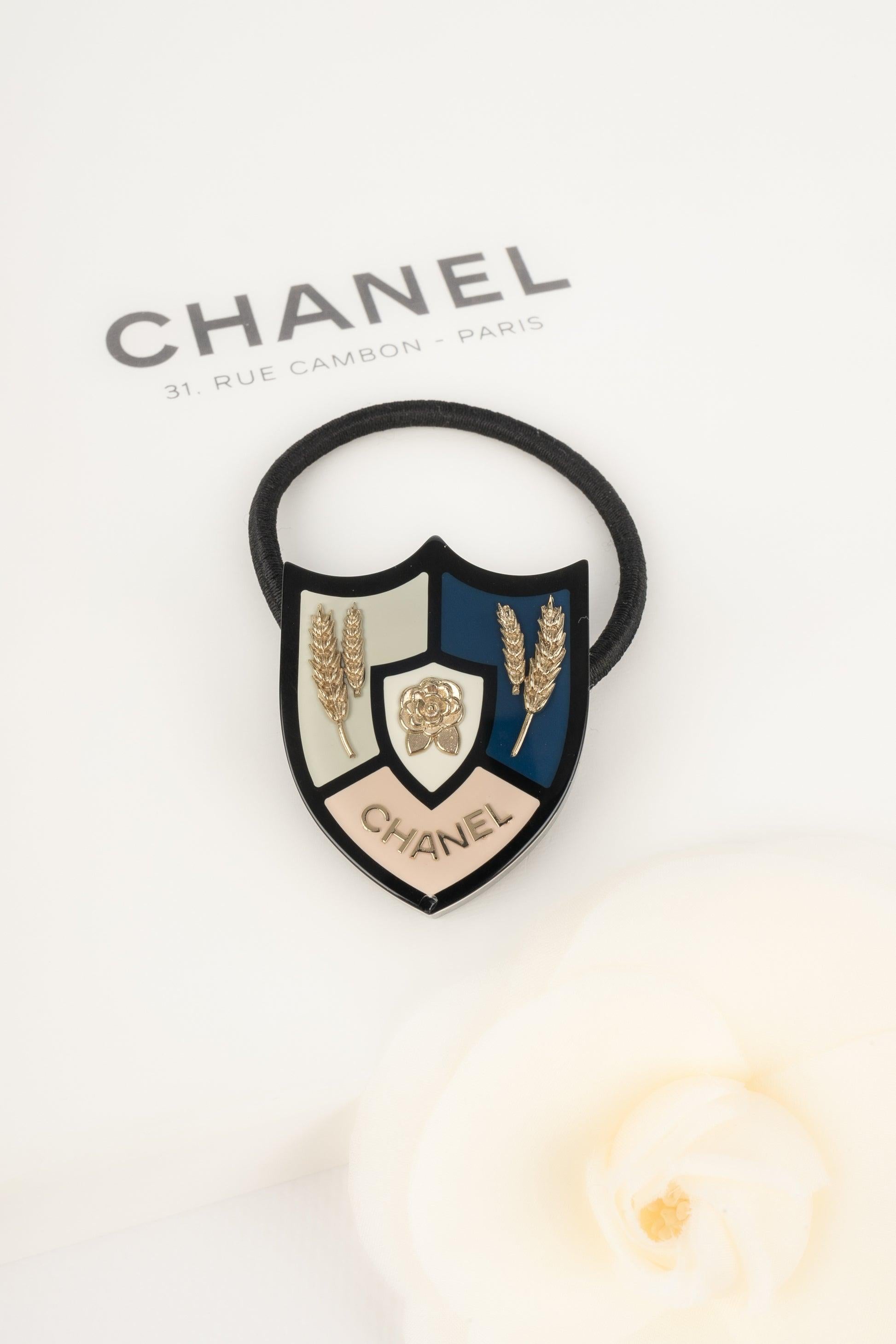 Accessorio per la testa di Chanel in bachelite in vendita 2