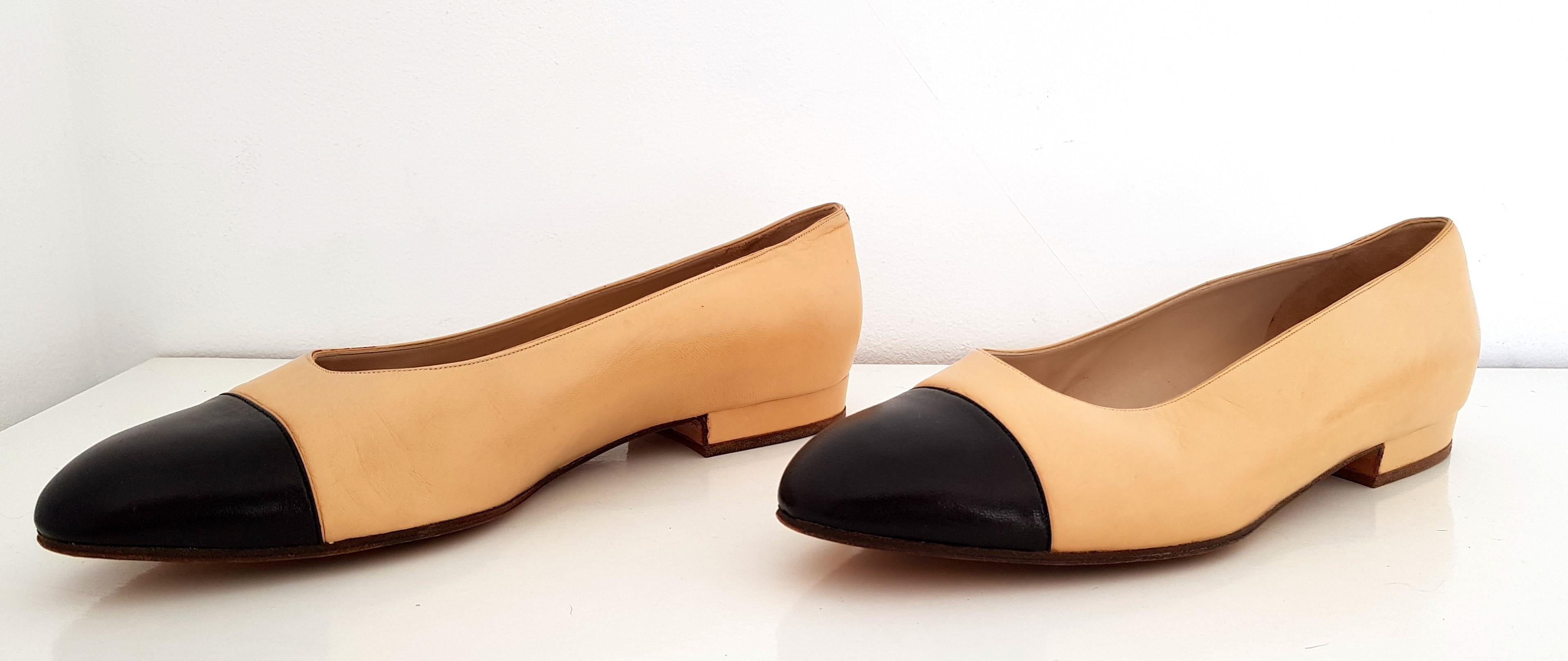 Chanel Ballerina Ballet Flats
Colors: Bicolor Beige and Black
Materials: Leather
Very good conditions with light signs of use in the interior sole.
Length: 26,5 cm
Width: 8,5 cm
Heel height: 1,5 cm
Made in France
Size 40 (EU)