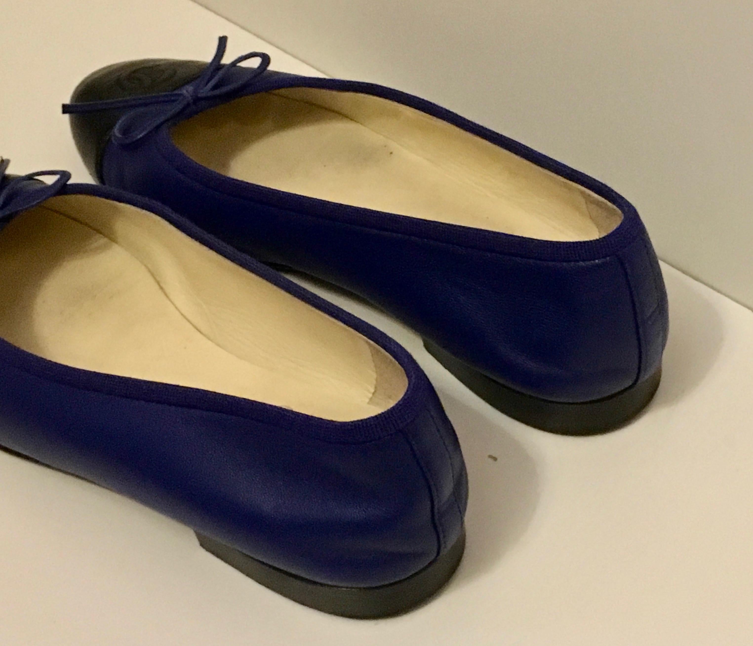 Chanel Ballerina Flats 37.5  Royal Blue Black In Excellent Condition For Sale In Boca Raton, FL