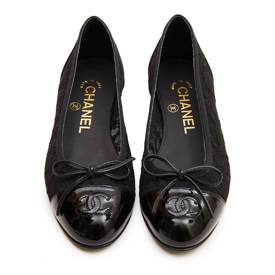 Chanel ballerinas in lace and black patent leather. Size 34. Made in Italy. They come from private Sales 2017.

Very good condition (slight mark on the black varnish).

Insole length: 21,5cm

Will be delivered in their Chanel dust bag.