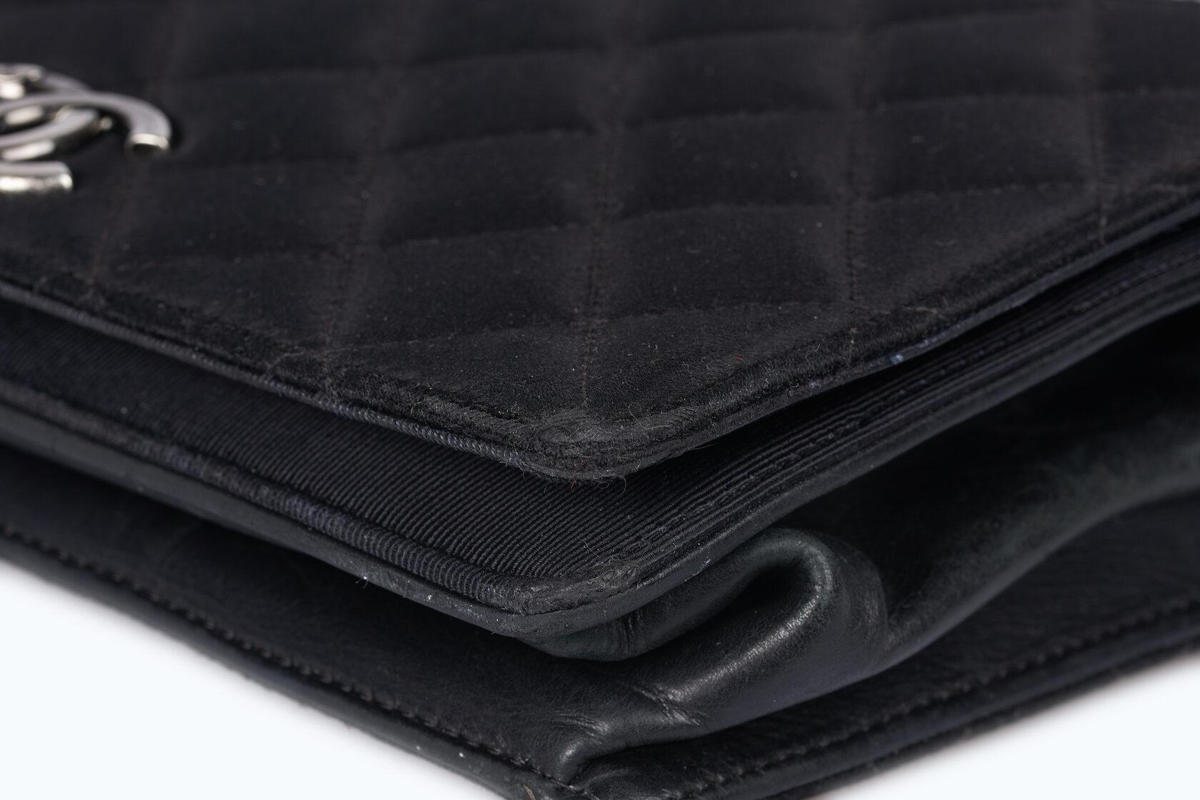 ÉTAT : B : Très bon état avec des signes d'utilisation, des rayures visuelles.
EMBALLAGE : Boîte
Taille : 23 x 18 x 7 cm
Couleur noire
MATERIAL : Satin / Tissu
COULEUR INTÉRIEURE : Bourgogne
MATÉRIAU INTÉRIEUR : Tissu
FERRONNERIE : Métal