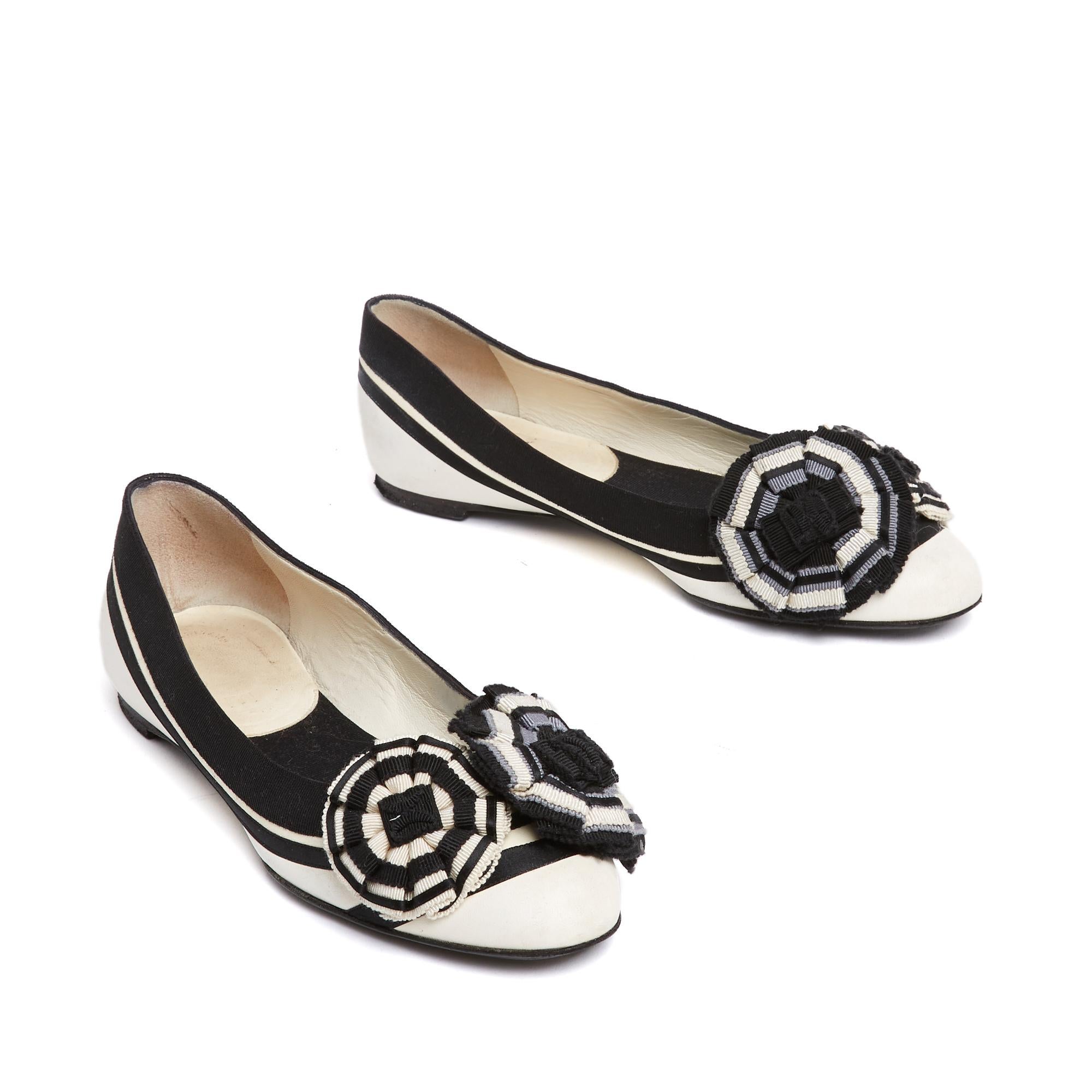 Chanel ballerinas in black and white leather, rounded toe decorated with 2 black and white ribbon cockades, leather lining, inner and outer soles. Size 38FR or UK5 and US7.5. The ballerinas have been worn but they are in very good condition.