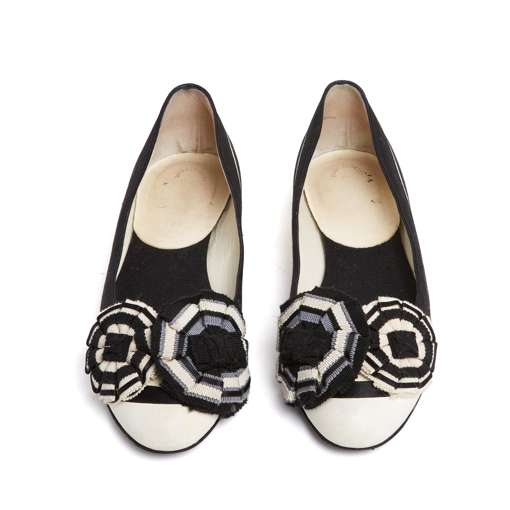 Chanel Ballerines EU38 Black White Leather Ribbon Cockade Flats Ballet Shoes UK5 In Good Condition For Sale In PARIS, FR