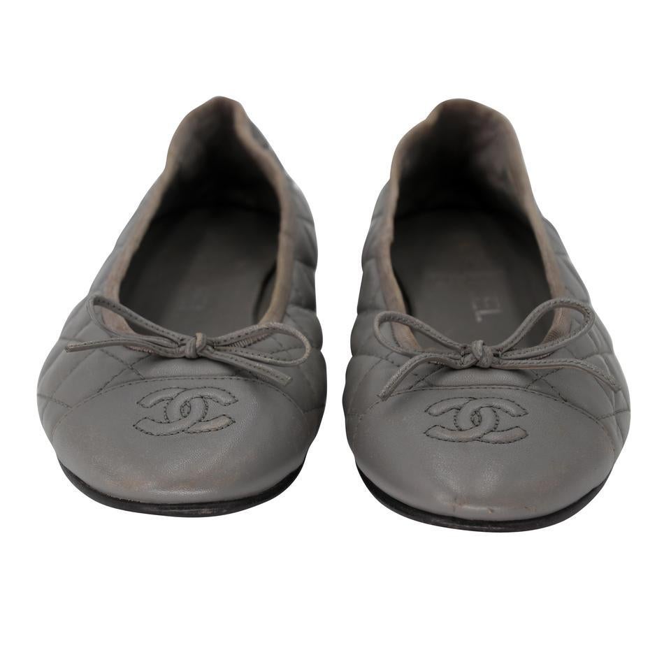 Ballerine Chanel 36C in pelle trapuntata CC-0523N-0192

Queste eleganti ballerine Chanel in pelle trapuntata sono un punto fermo della moda! Queste splendide ballerine hanno una tomaia in pelle spessa e trapuntata e un CC ricamato. La fodera in