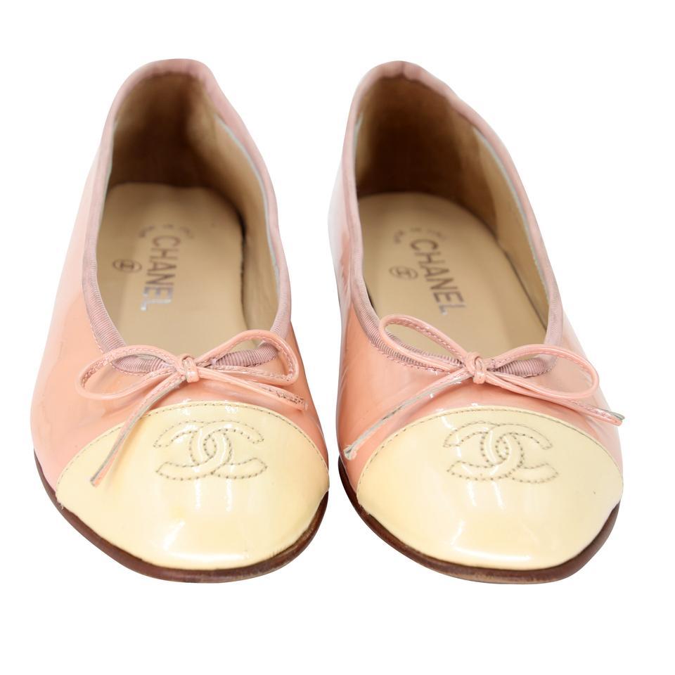 Chanel Ballet 37 Quilted Leather Cap-Toe Salmon Flats CC-0707N-0010

These chic Chanel salmon pink quilted patent leather Cap-Toe ballerina flats are a fashion staple! These gorgeous flats have patent leather with elegant diamond quilted uppers and