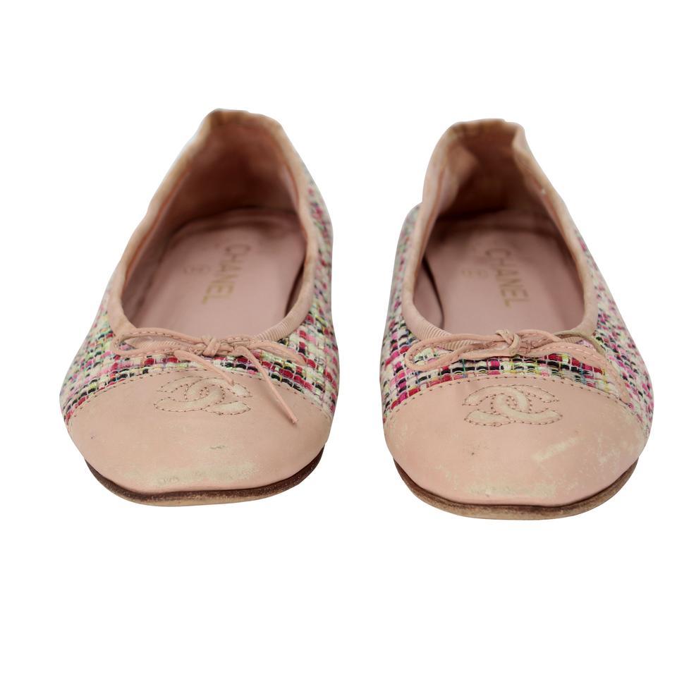 Chanel Ballet 38 Tweed And Leather Cap Toe CC Flats CC-0525N-0209

These super chic ballet flats are some of our favorites. Crafted out of a beautiful pink/multicolor tweed that Chanel is known for, these shoes also feature chic leather cap toes and
