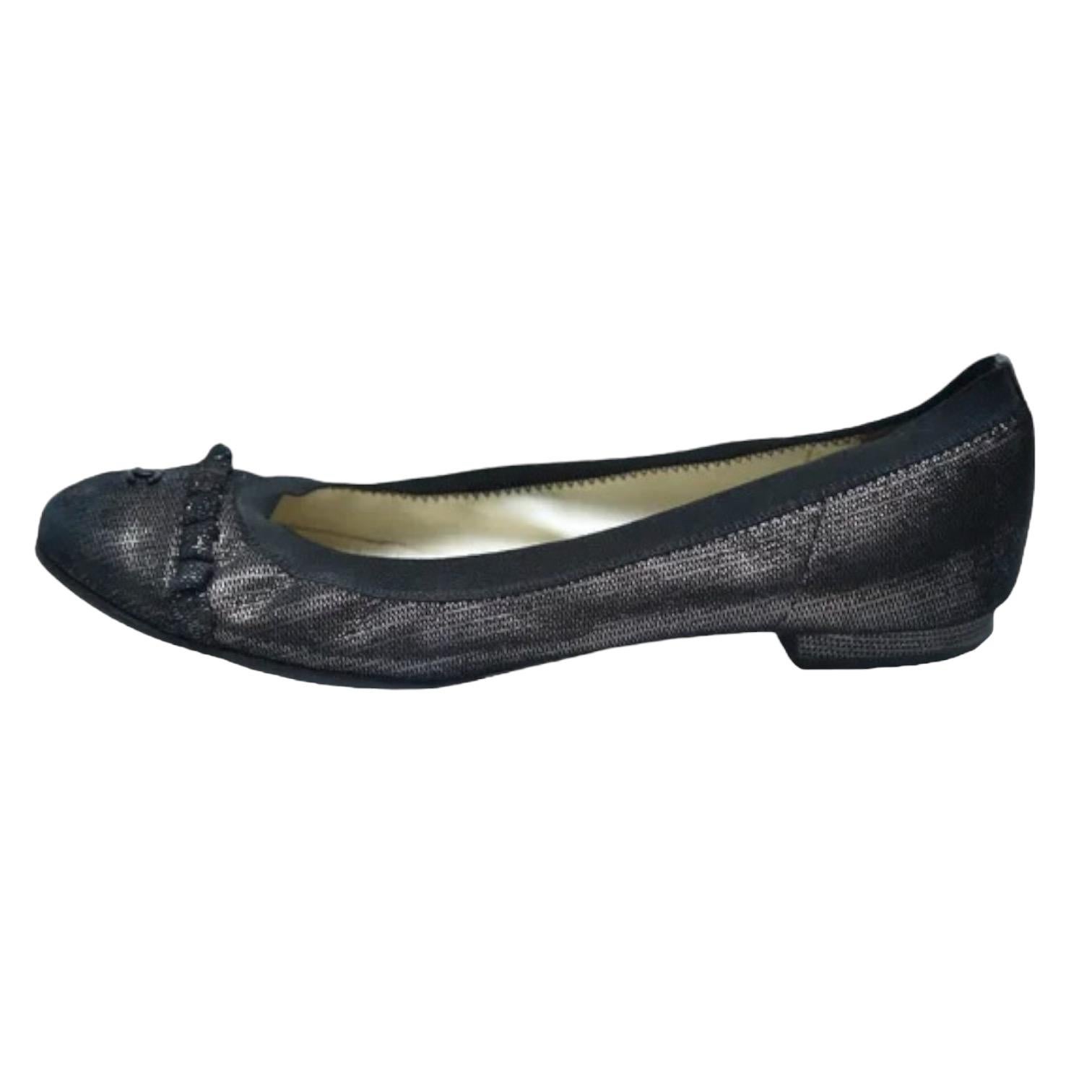 CHANEL METALLIC LEATHER SPIRIT STRETCH BALLET FLATS

Details:
- Metallic black copper leather uppers.
- Interlocking CC logo.
- Ruffle and grosgrain trim.
- Comes with dust bag.

Sz: 39.5

Measurements (Approx):
- Insole 10
