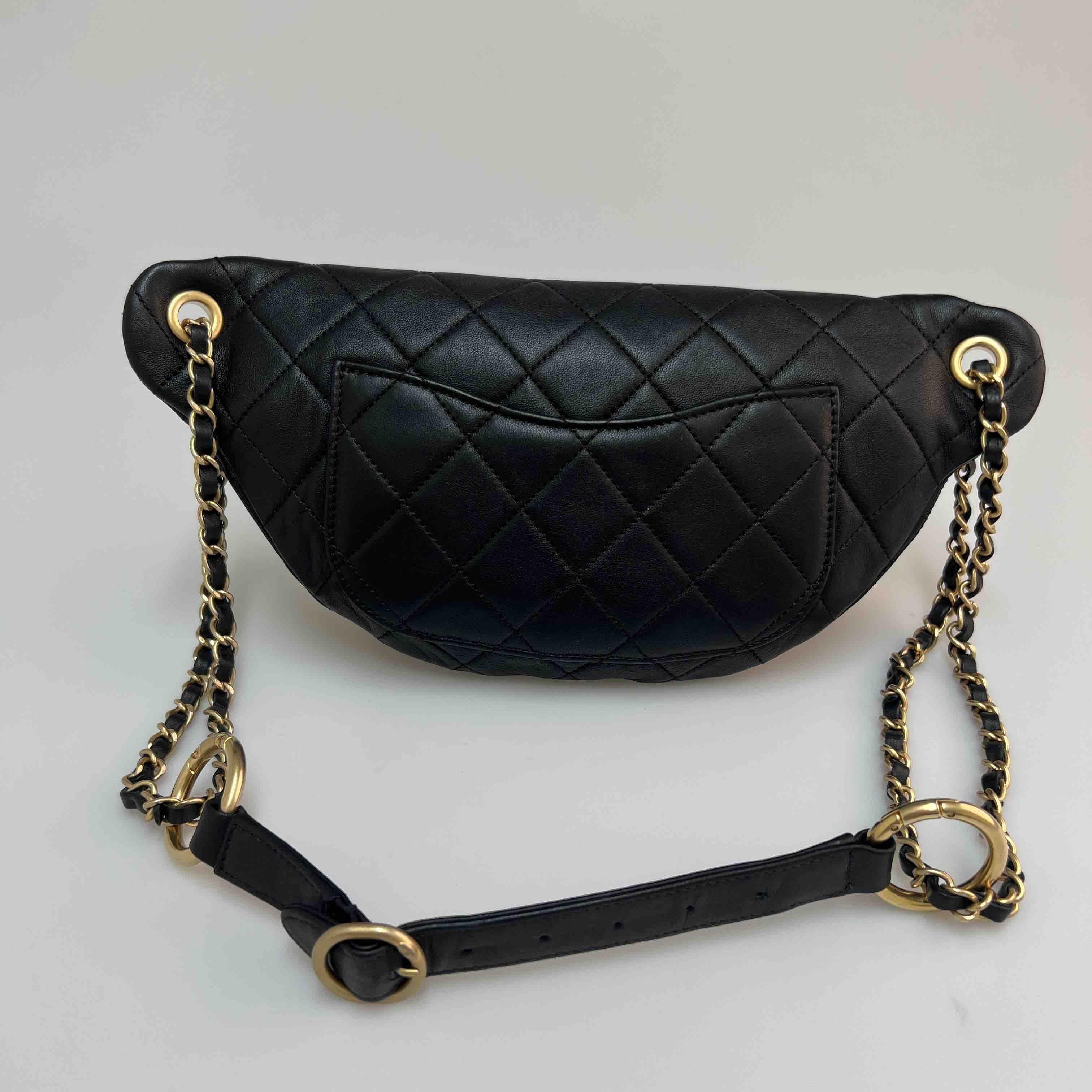 CHANEL Banana Belt Bag in Black Quilted Leather In Excellent Condition In Paris, FR