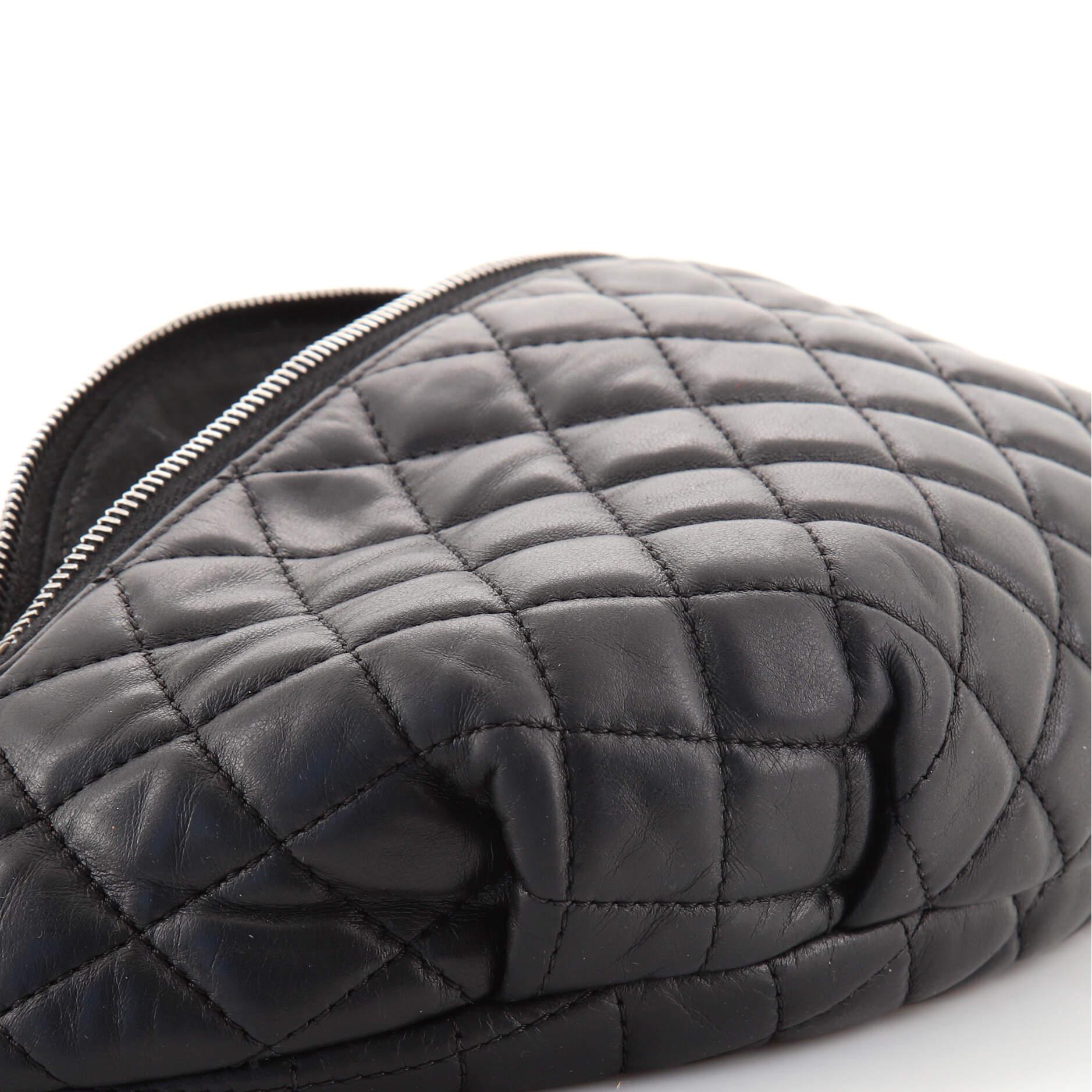 Chanel - Sac banane en cuir matelassé 1
