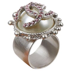 CHANEL Band Ring in Silver Plated Metal, Pearl set with a CC and Rhinestones