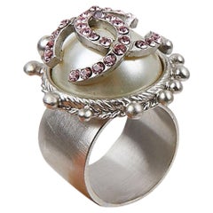 CHANEL Band Ring in Silver Plated Metal, Pearl set with a CC and Rhinestones
