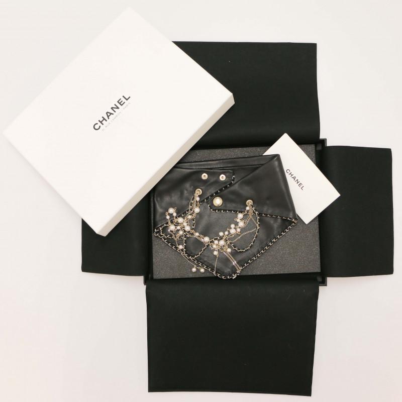 Wonderful Chanel bandana from spring 2019 !

Condition : never worn (but small traces on the leather caused by the pearls, very light)
Made in France
Material : smooth supple leather, metal, pearls
Color : black, gold, mother-of-pearl
Dimensions :