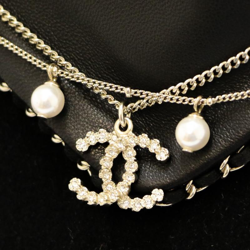 Bandana Chanel avec perles en vente 1