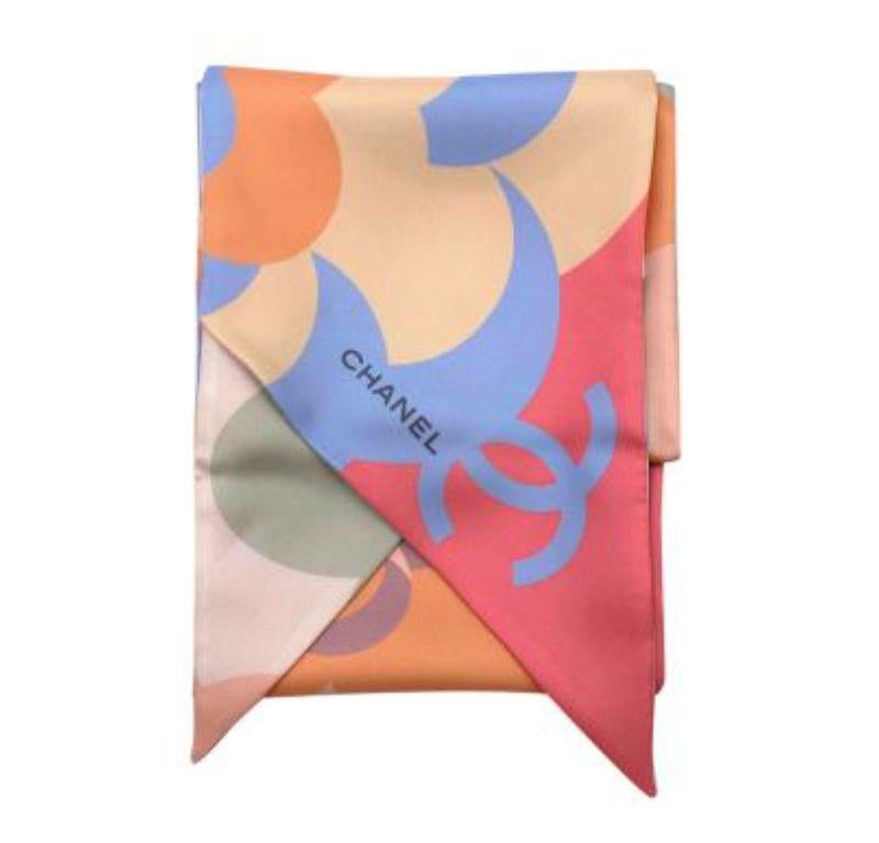 Chanel Bandeau Silk Twilly Scarf 155x15

- Large silk twilly with logo flower pattern
- Pointed edges 
- Beige, pink, blue and green tones 

Made in Italy
100% silk
Dry clean only 

PLEASE NOTE, THESE ITEMS ARE PRE-OWNED AND MAY SHOW SIGNS OF BEING