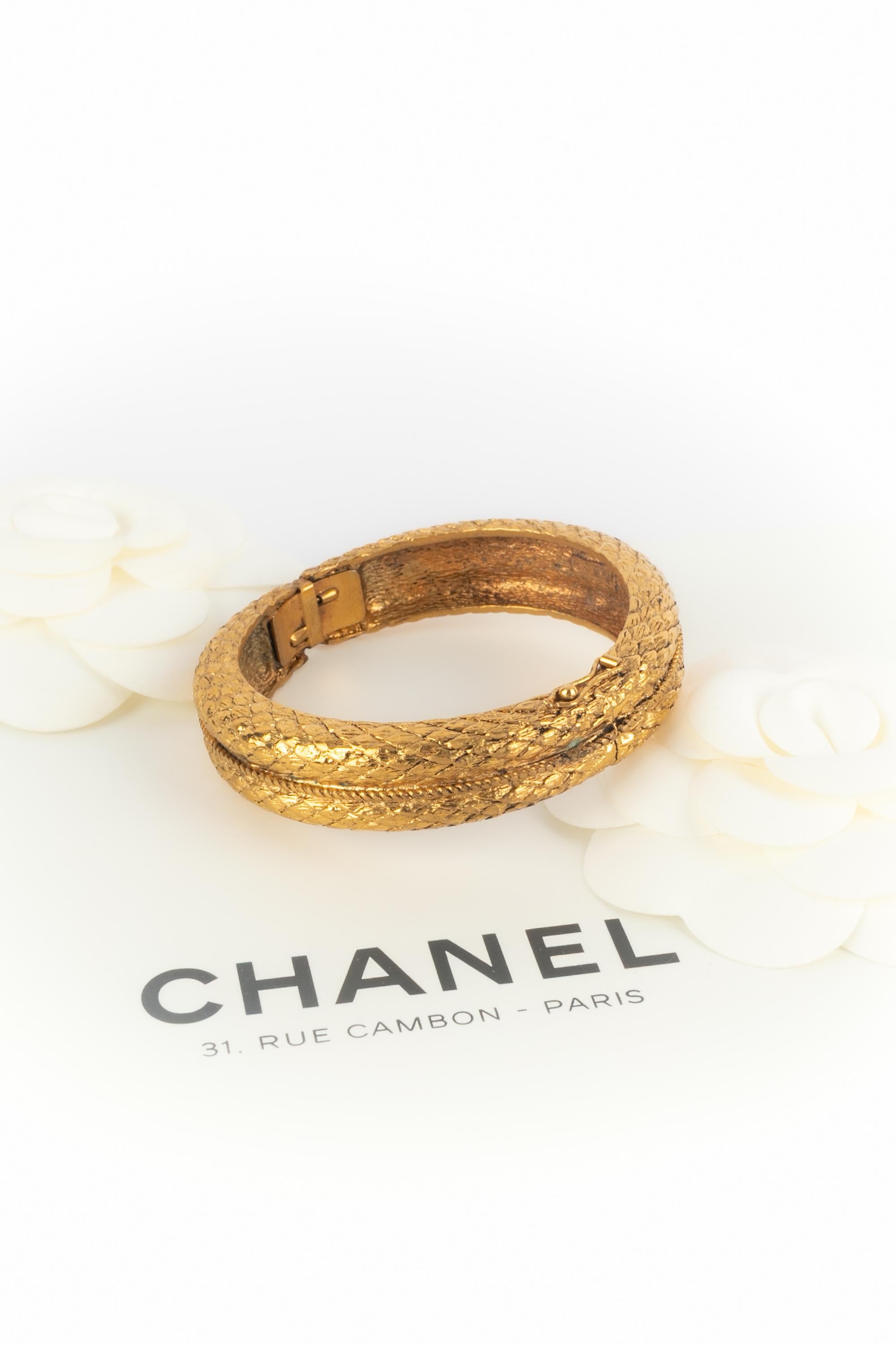 CHANEL - (Made in France) Pulsera brazalete de metal dorado cincelado.

Estado:
Muy buen estado

Dimensiones:
Diámetro: 5,5 cm - Circunferencia: 16 cm

SKU:BRAB101