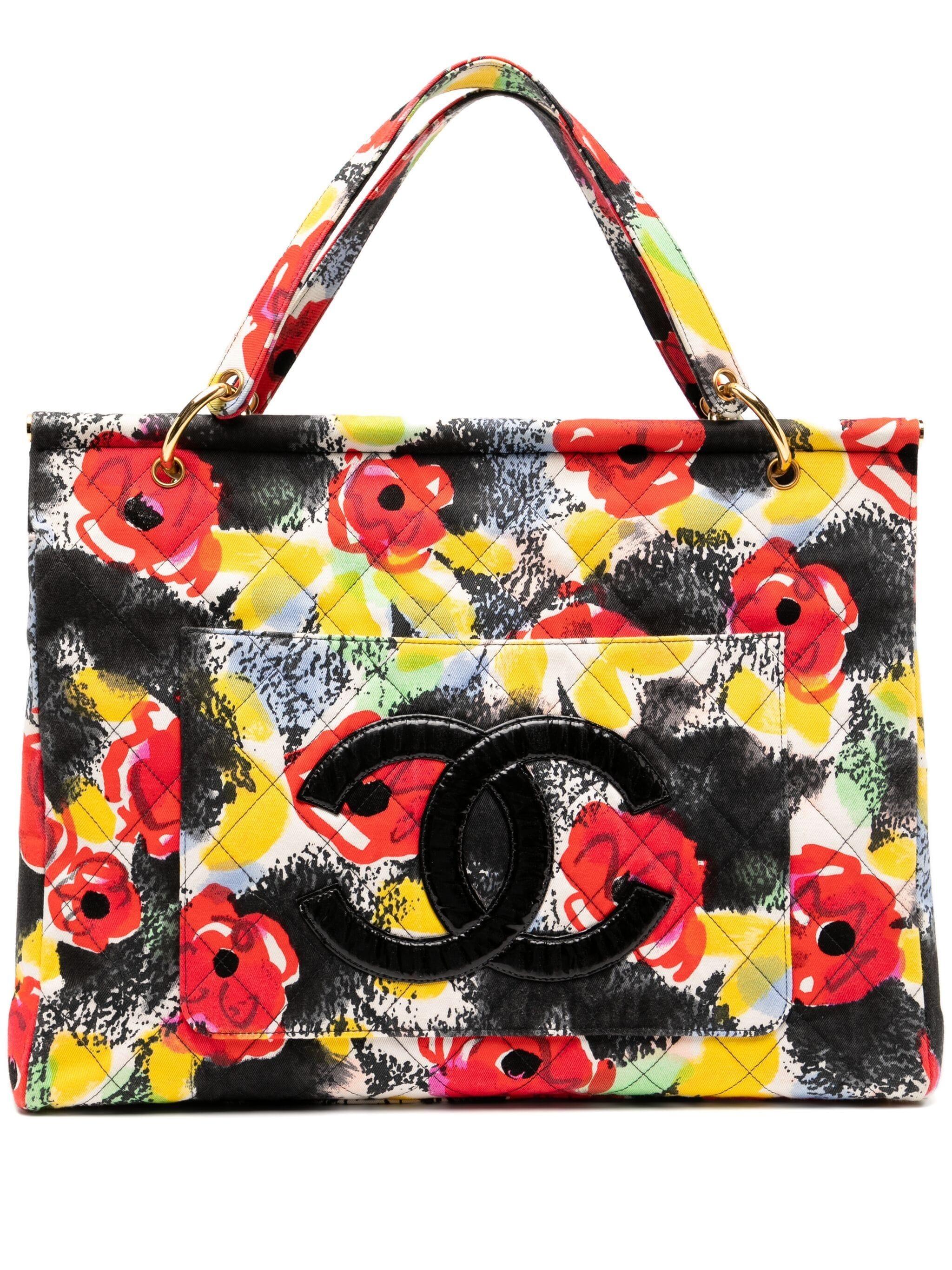 Beige Chanel Barbie 1997 Graffiti Floral Resort Sac fourre-tout matelassé en vente