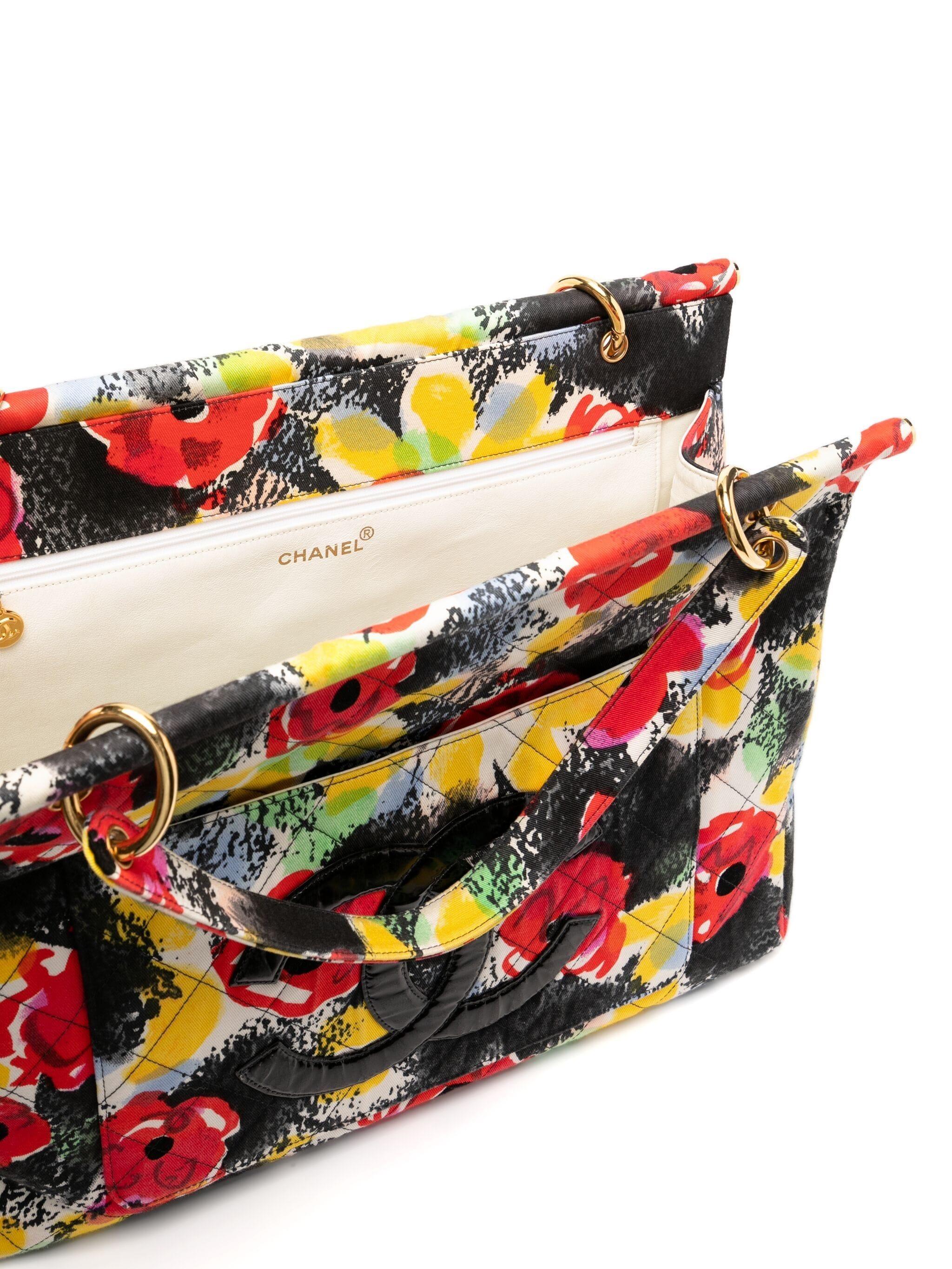 Chanel Barbie 1997 Graffiti Floral Resort Sac fourre-tout matelassé en vente 1