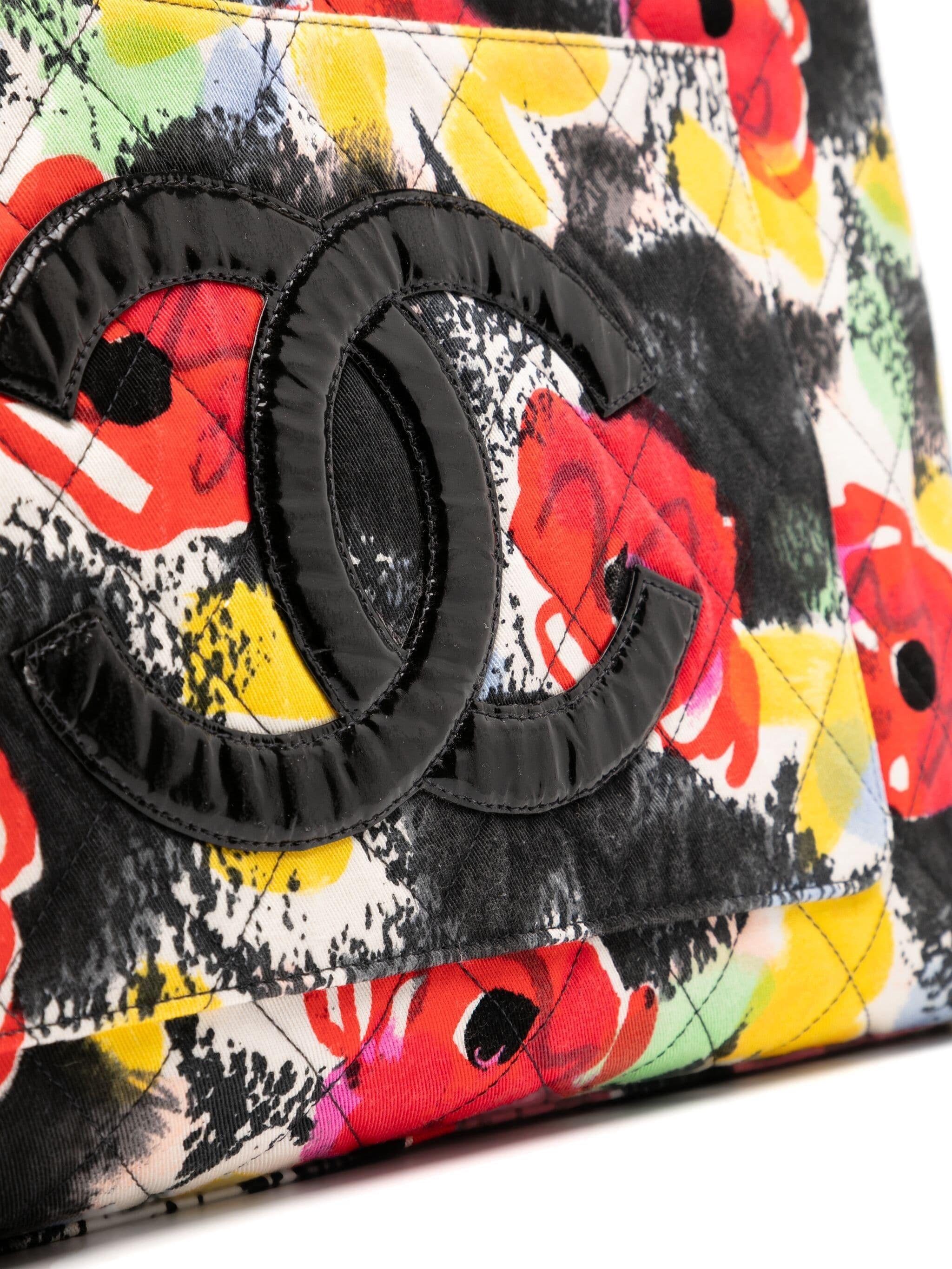 Chanel Barbie 1997 Graffiti Floral Resort Sac fourre-tout matelassé Bon état - En vente à Miami, FL
