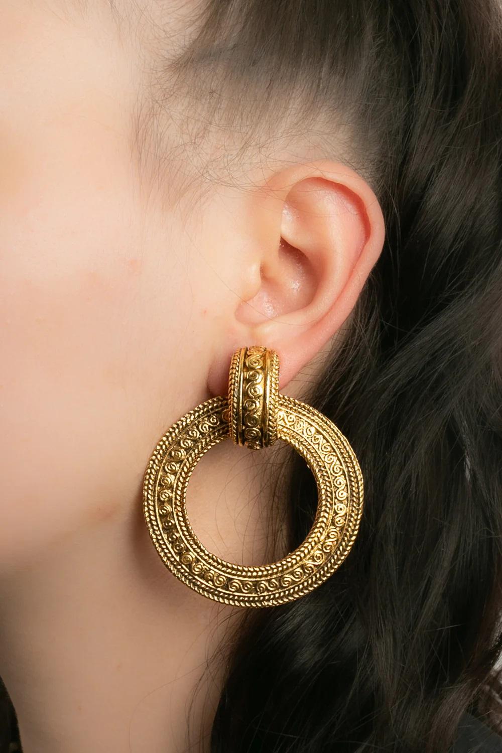 Chanel- (Made in France) Clip-on etched gilded metal round earrings.

Additional information:
Dimensions: 5 W x 6 H cm (1.96