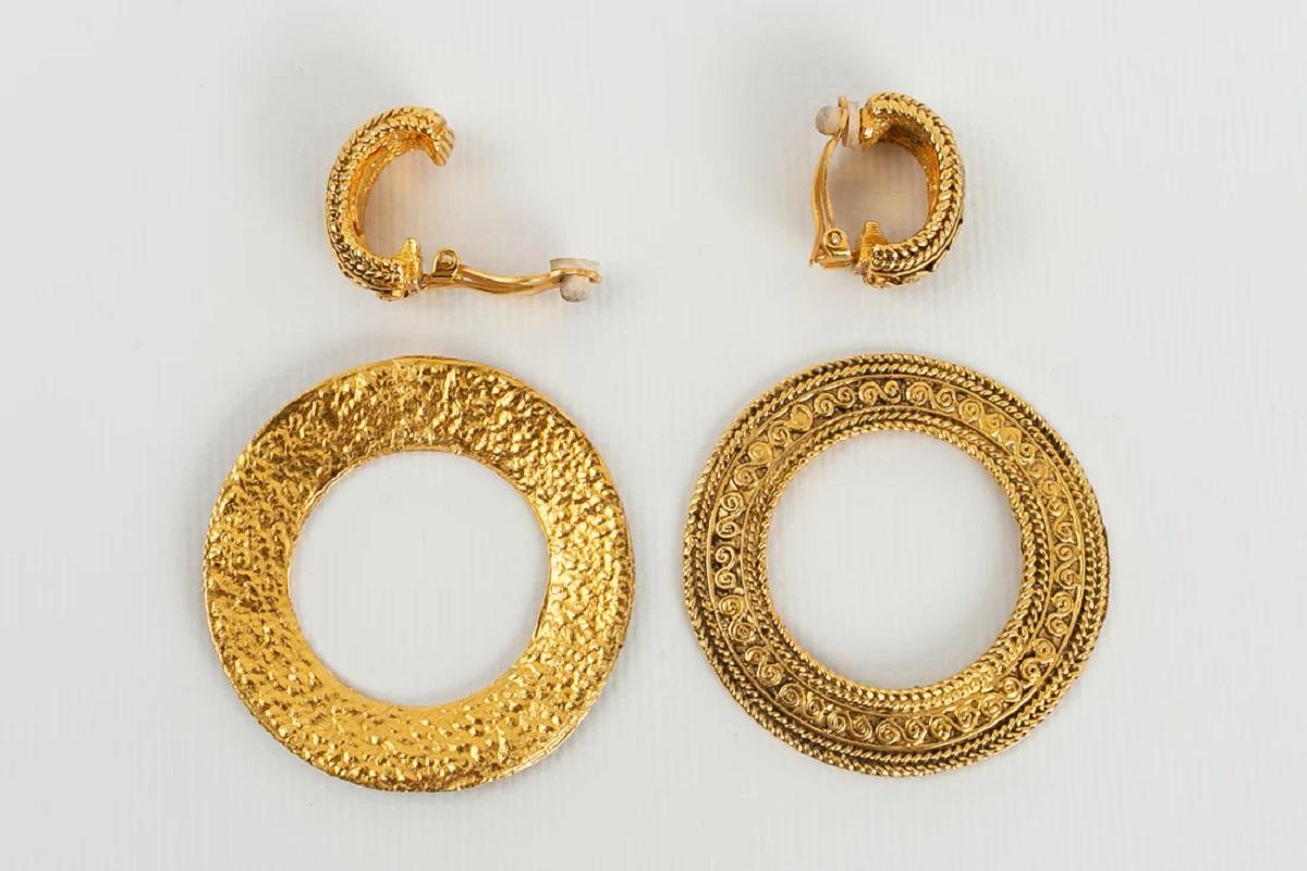 Chanel Baroque Clip-on Etched Gilded Metal Round Earrings, 1980s In Excellent Condition In SAINT-OUEN-SUR-SEINE, FR