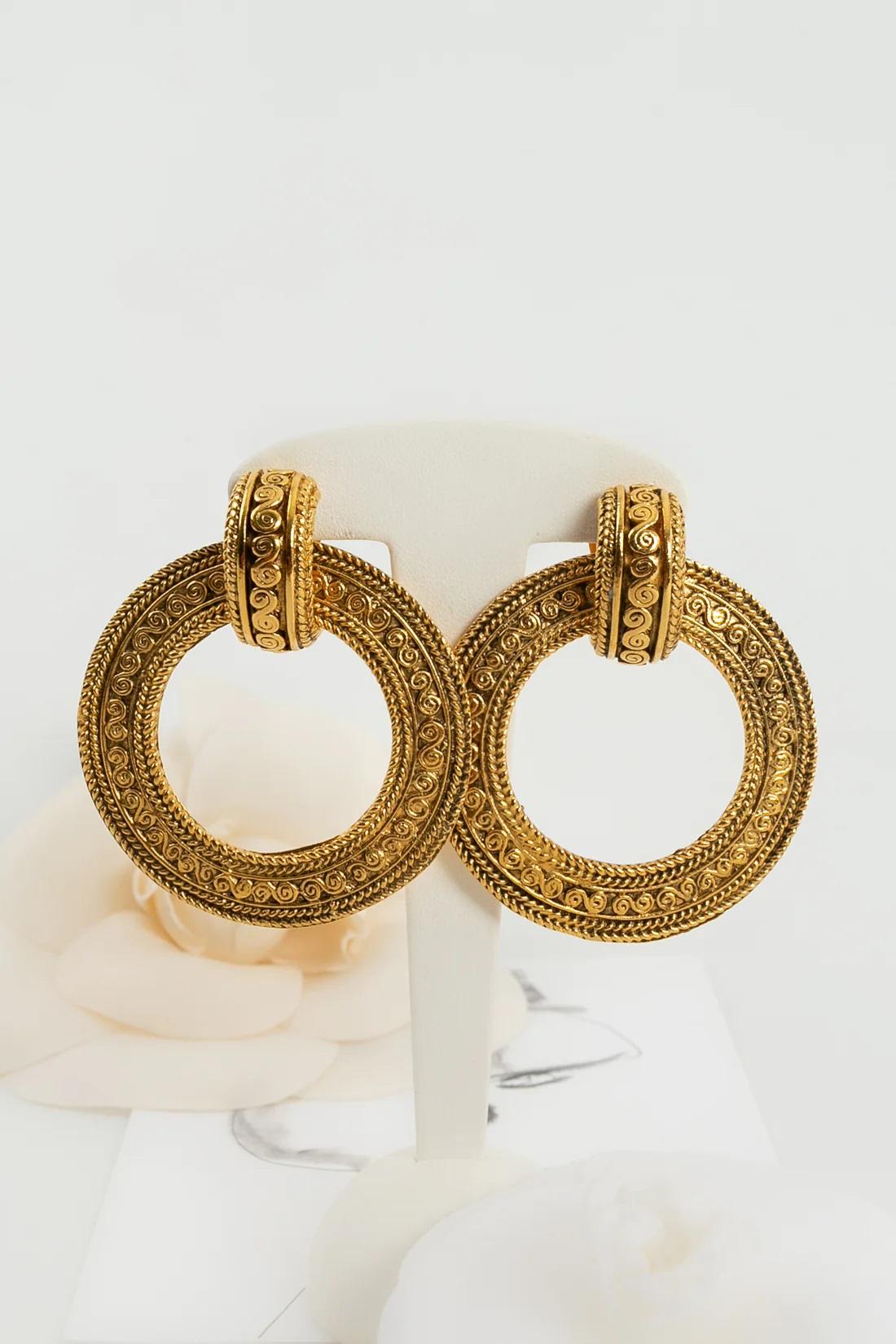 Chanel Baroque Clip-on Etched Gilded Metal Round Earrings, 1980s 4