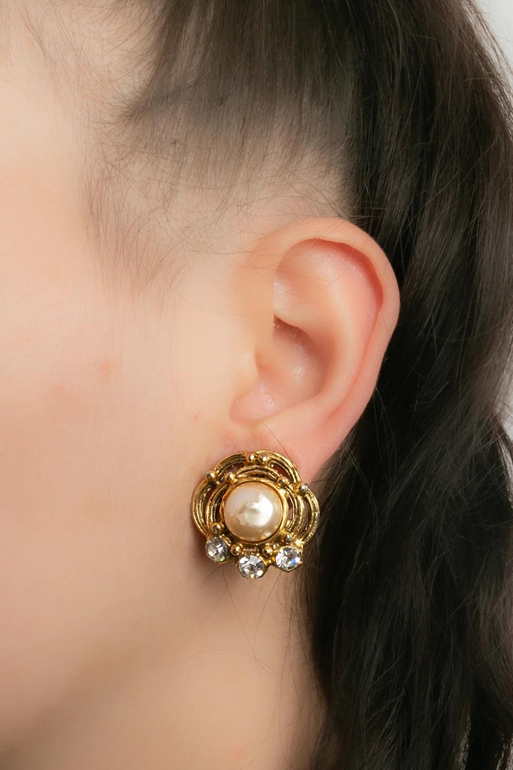 Chanel- (Made in France) Clip-on gilded metal earrings decorated with a pearly cabochon and rhinestones.

Additional information:
Dimensions: 2.5 W x 2.5 H cm (0.98