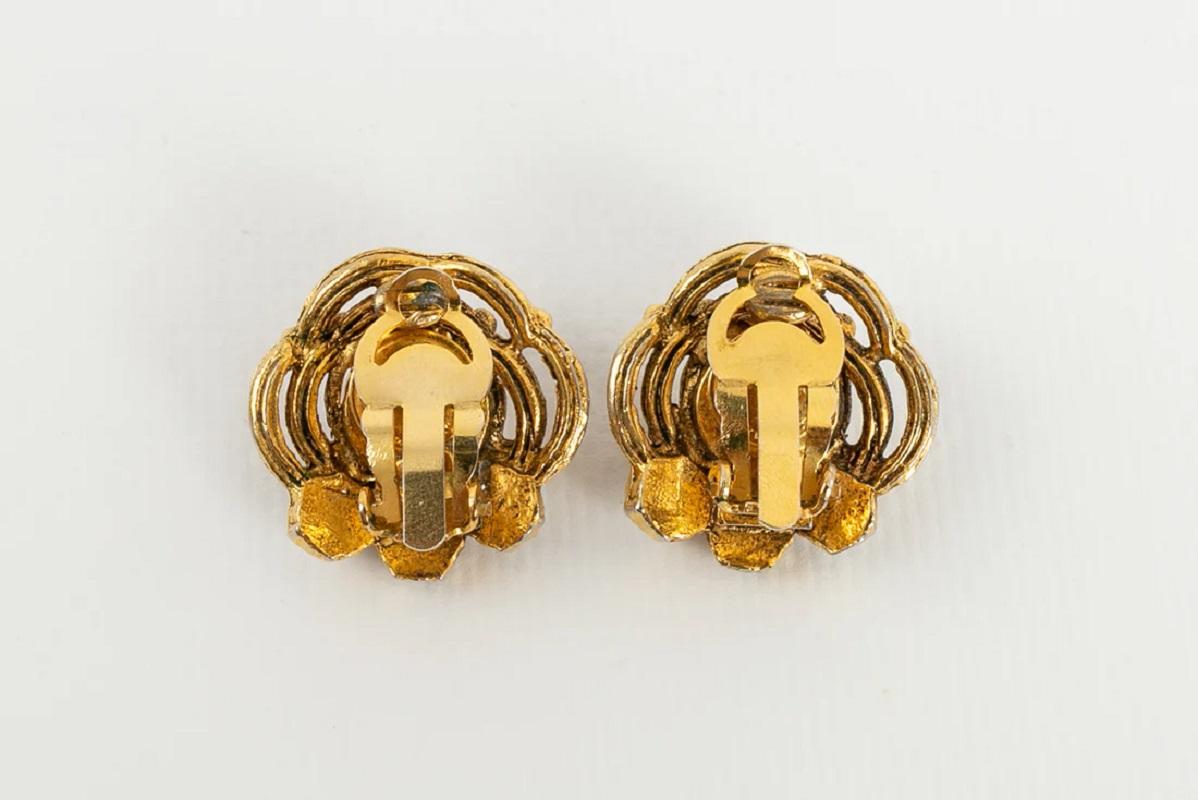 Chanel Baroque Clip-on Gilded Metal Earrings with Pearly Cabochon & Rhinestones In Good Condition For Sale In SAINT-OUEN-SUR-SEINE, FR