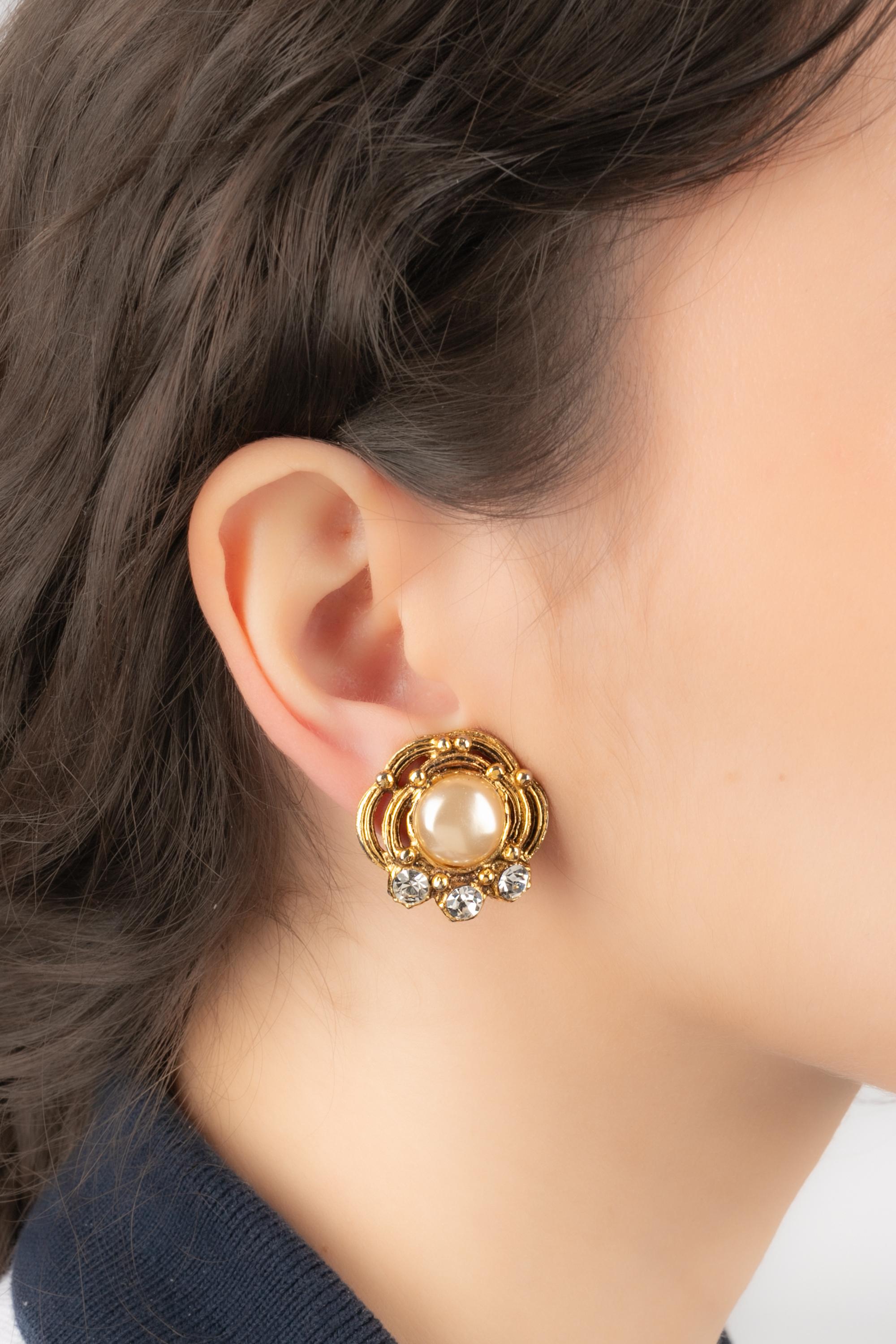 Chanel Baroque Clip-on Gilded Metal Earrings with Pearly Cabochon & Rhinestones In Good Condition For Sale In SAINT-OUEN-SUR-SEINE, FR
