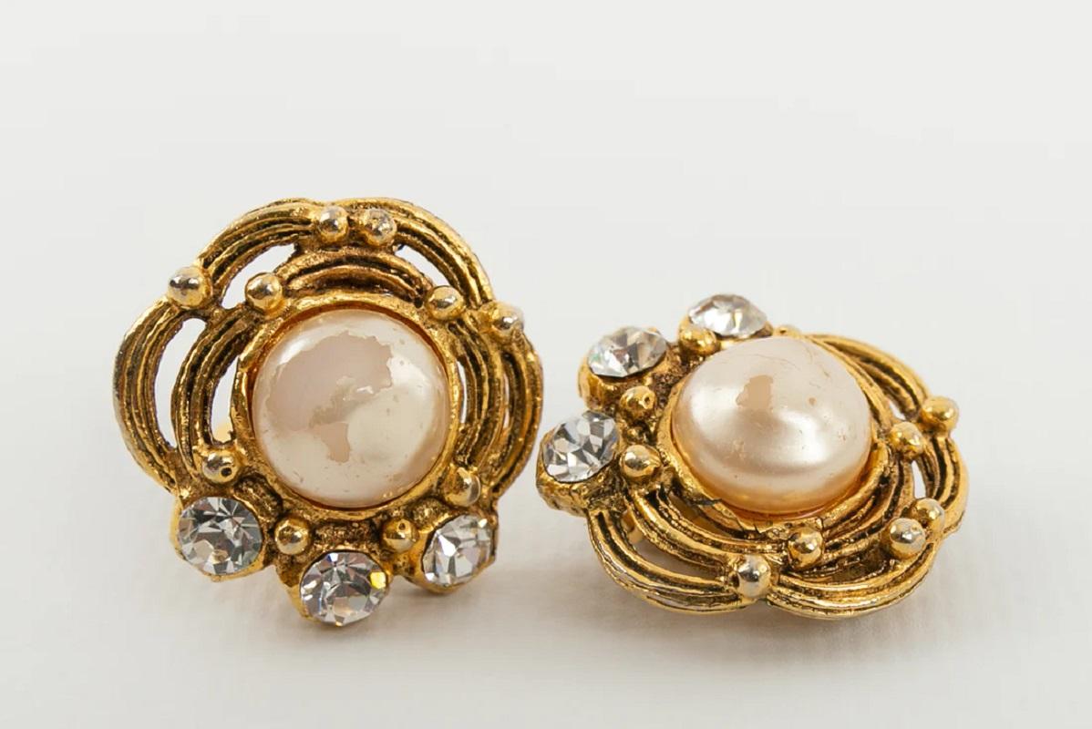 Women's Chanel Baroque Clip-on Gilded Metal Earrings with Pearly Cabochon & Rhinestones For Sale