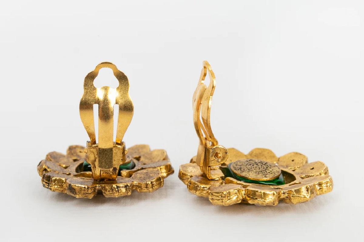 Chanel Baroque Clip-on Round Gilded Metal Earrings In Excellent Condition For Sale In SAINT-OUEN-SUR-SEINE, FR