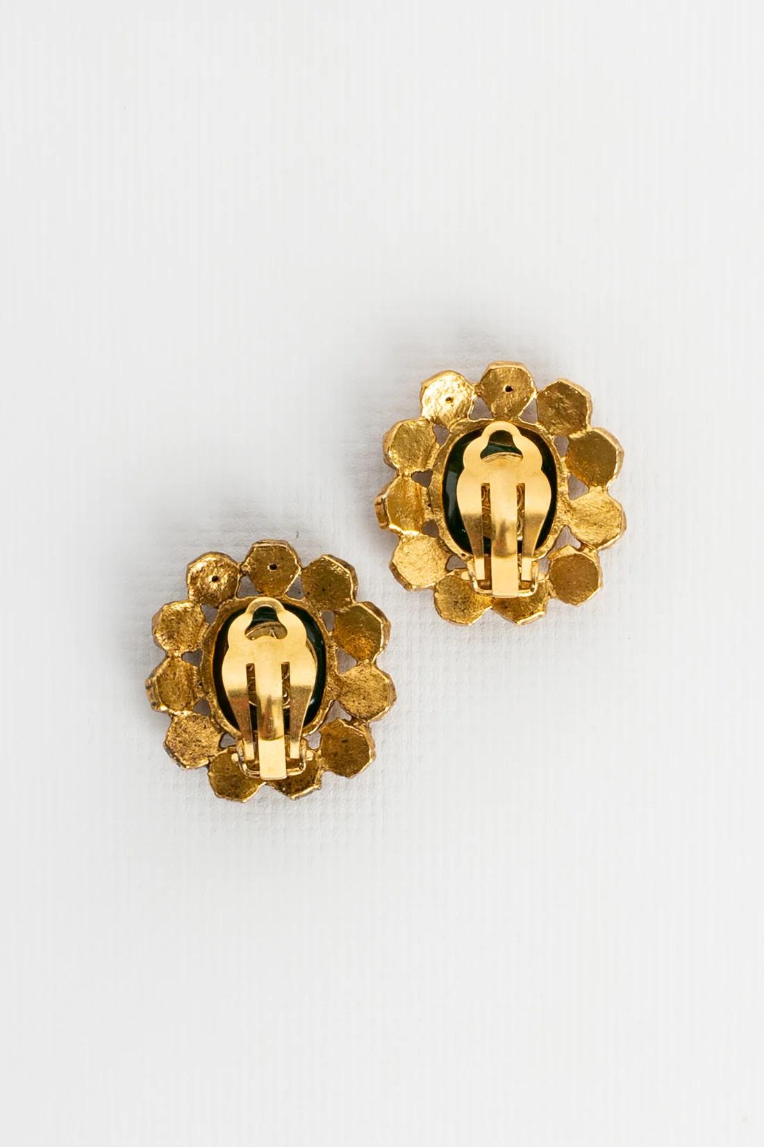 Women's Chanel Baroque Clip-on Round Gilded Metal Earrings For Sale