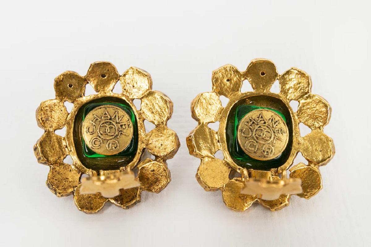 Chanel Baroque Clip-on Round Gilded Metal Earrings For Sale 1
