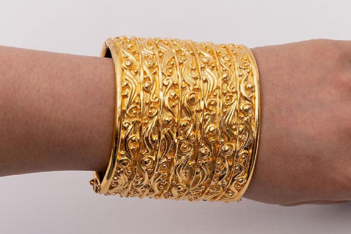 Chanel- (Made in France) Cuff bracelet composed of gilded metal, with a baroque look.

Additional information:

Dimensions: 
Circumference: 16 cm (6.29