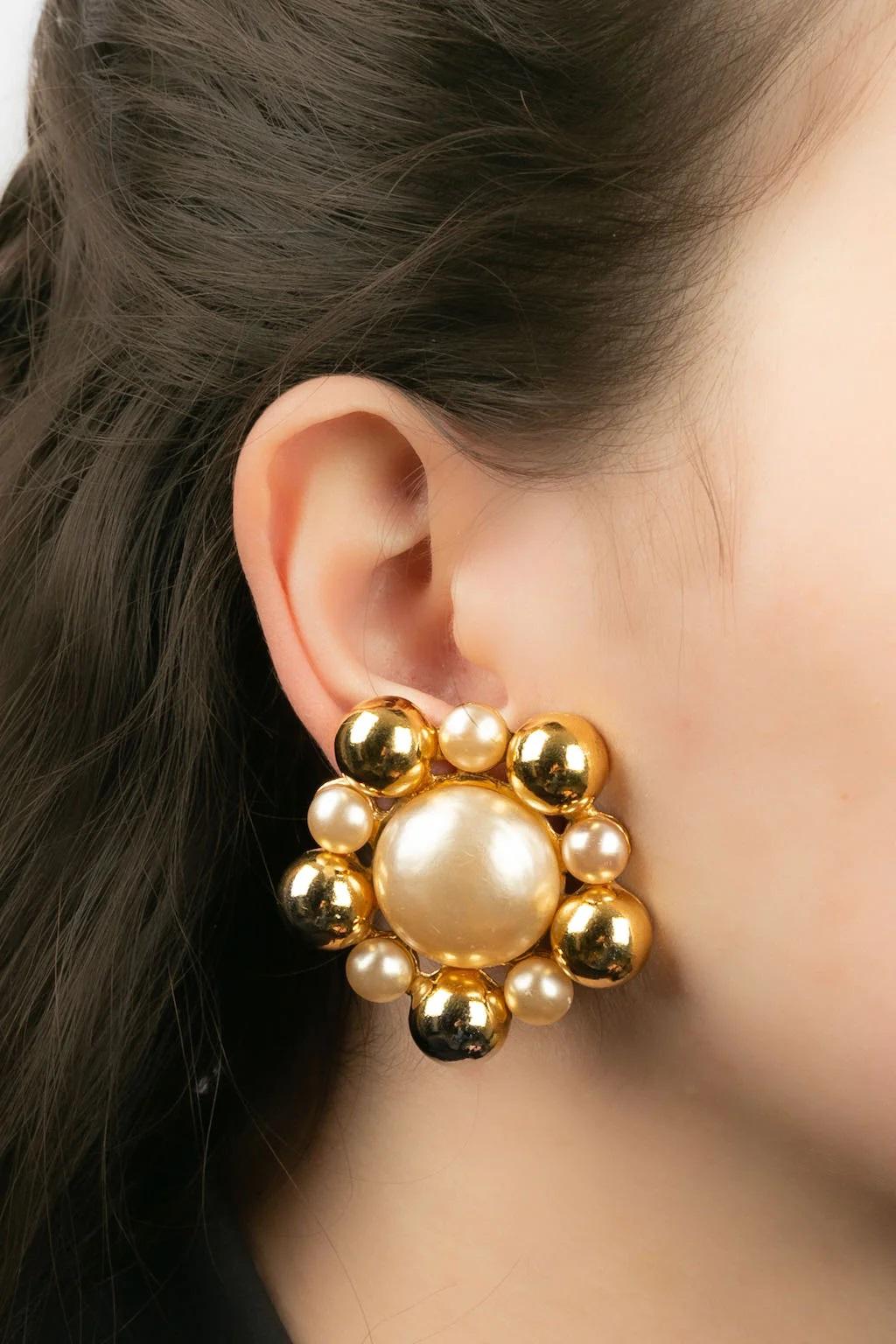 Chanel - (Made in France) Ohrringe mit Clips aus goldenem Metall und Perlencabochons. Collection'S 2cc5.

Zusätzliche Informationen:
Abmessungen: Ø 4 cm

Bedingung: 
Sehr guter Zustand

Verkäufer Ref Nummer: BOB31