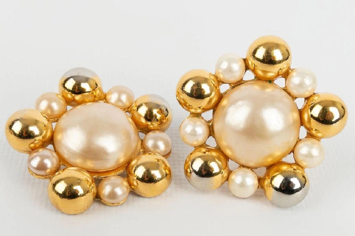 Chanel Baroque Earrings Clips in Gold Metal and Pearly Cabochons In Good Condition For Sale In SAINT-OUEN-SUR-SEINE, FR