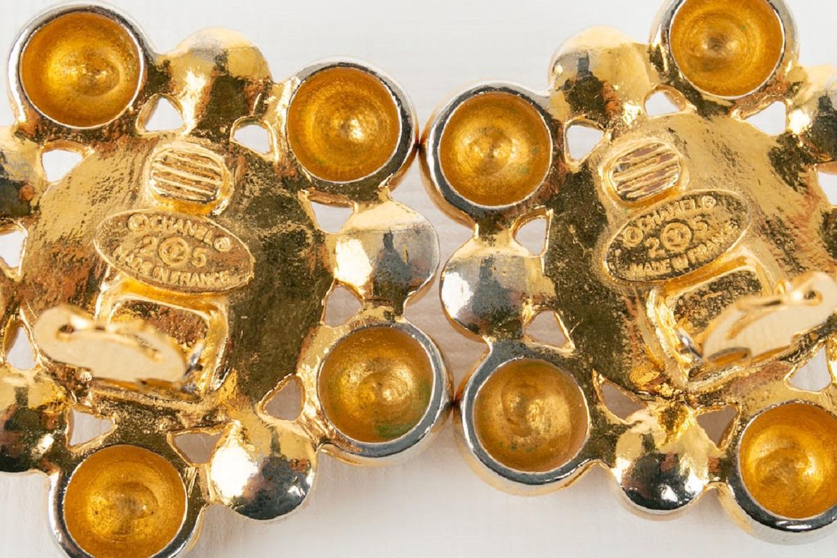 Chanel Barocke Ohrringe Clips aus goldenem Metall und Perlen Cabochons Damen im Angebot