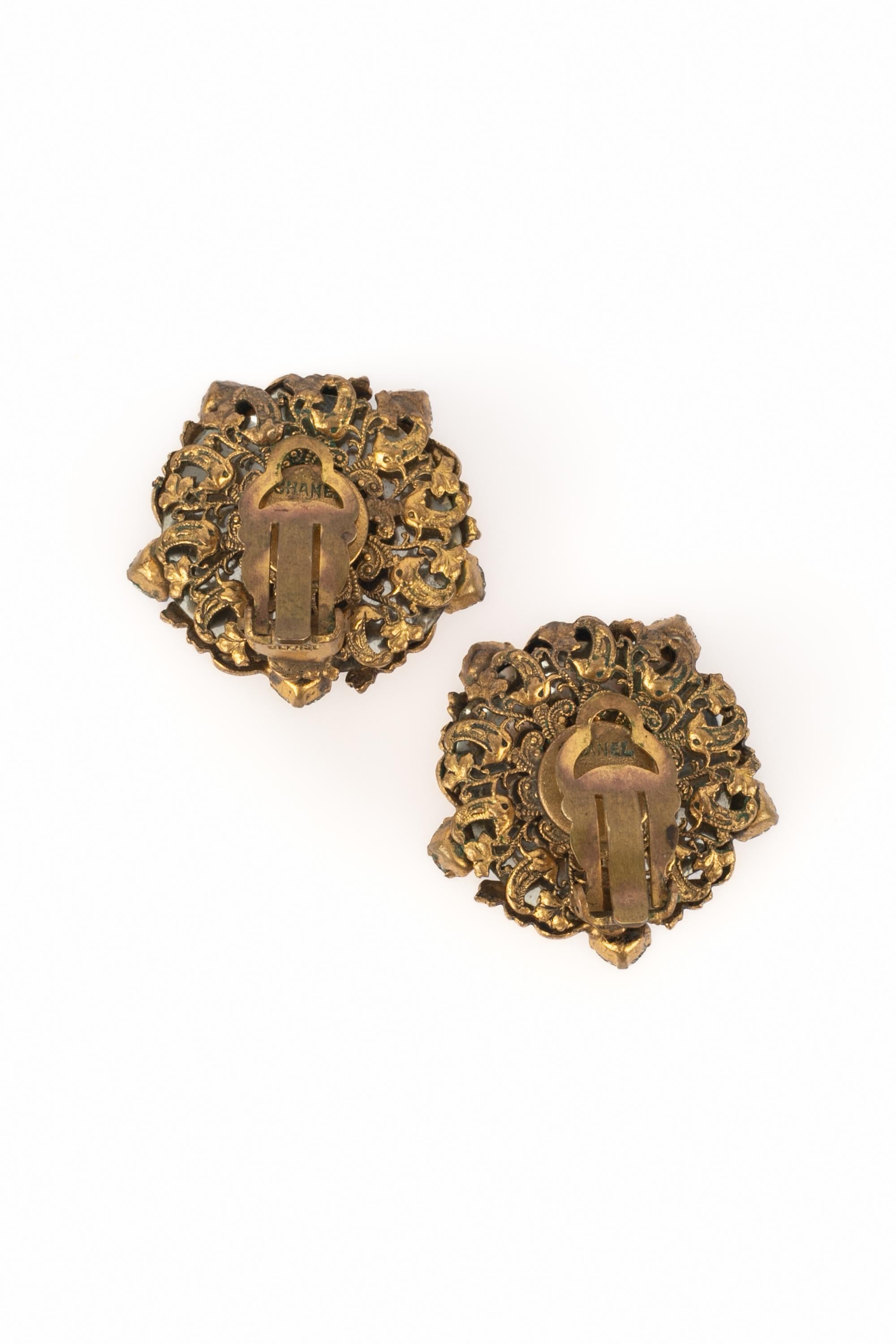 Donna Orecchini barocchi Chanel in vendita