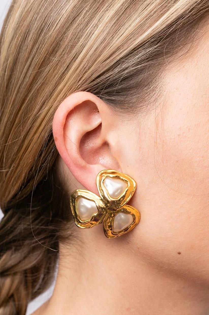 Chanel- (Made in France) Ohrringe aus vergoldetem Metall, besetzt mit Perlencabochons. 2cc9 Collection'S.

Zusätzliche Informationen:

Abmessungen: 
4 B x 4 H cm (1,57