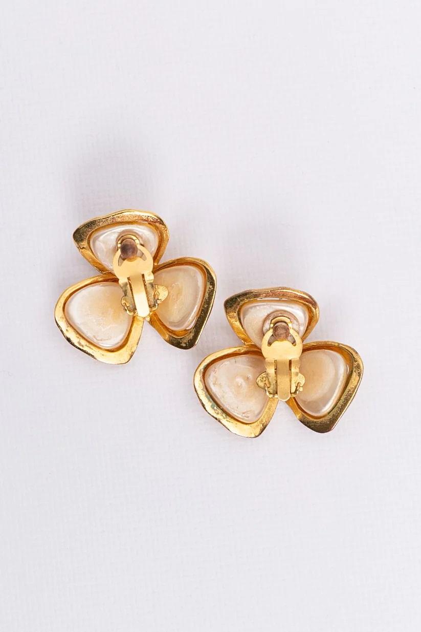 Chanel Barock-Ohrringe aus vergoldetem Metall mit Perlen-Cabochons im Zustand „Hervorragend“ im Angebot in SAINT-OUEN-SUR-SEINE, FR