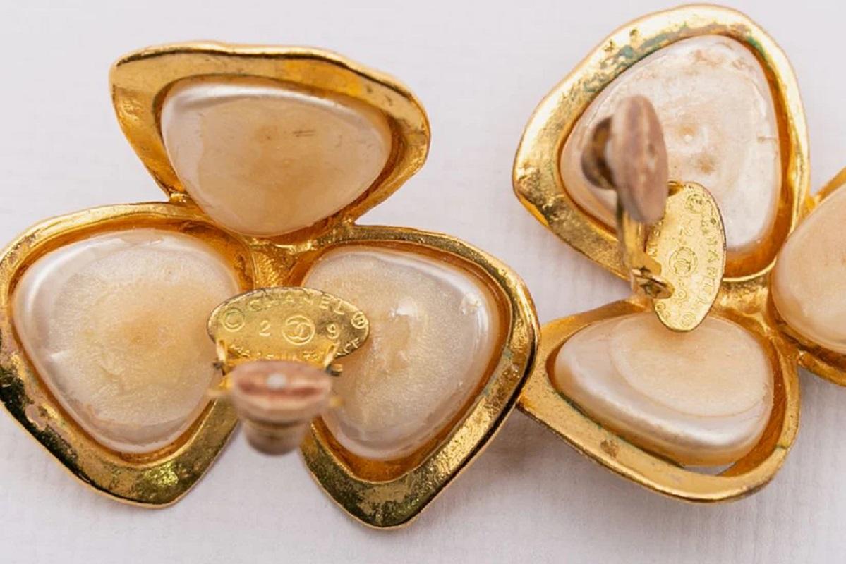 Chanel Barock-Ohrringe aus vergoldetem Metall mit Perlen-Cabochons Damen im Angebot