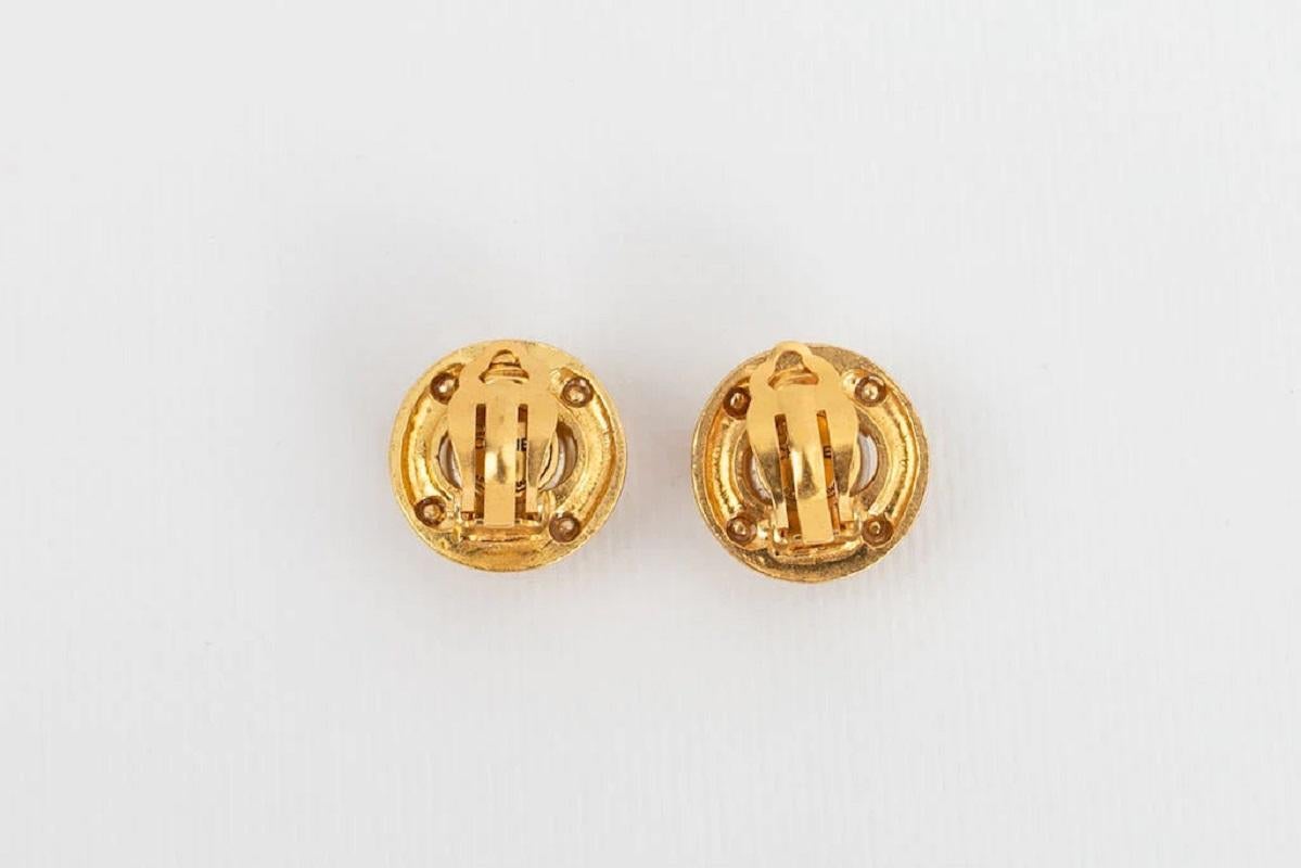 Chanel Baroque Gilded Metal Earrings with Pearly Beads In Excellent Condition For Sale In SAINT-OUEN-SUR-SEINE, FR