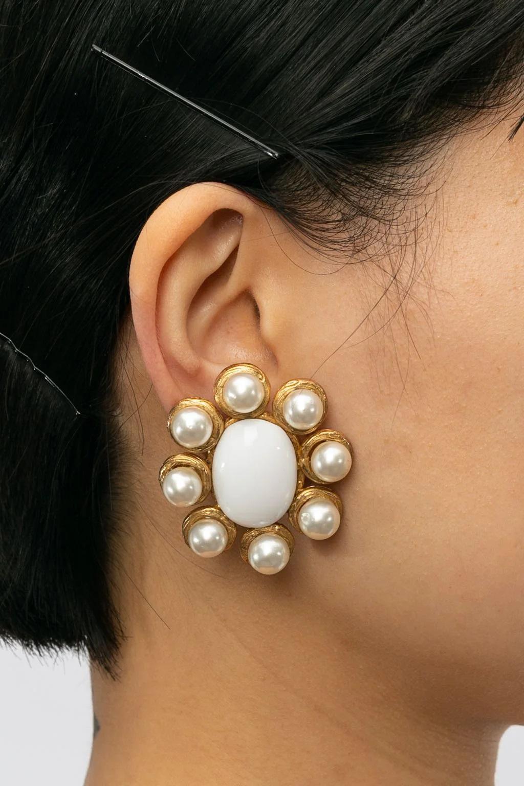 Chanel (Made in France) Gilted metal clip-on earrings, made of faux pearls and glass paste. Spring - Summer 1993 collection.

Additional information:
Dimensions: 4.2 W x 4.5 H cm (1.65