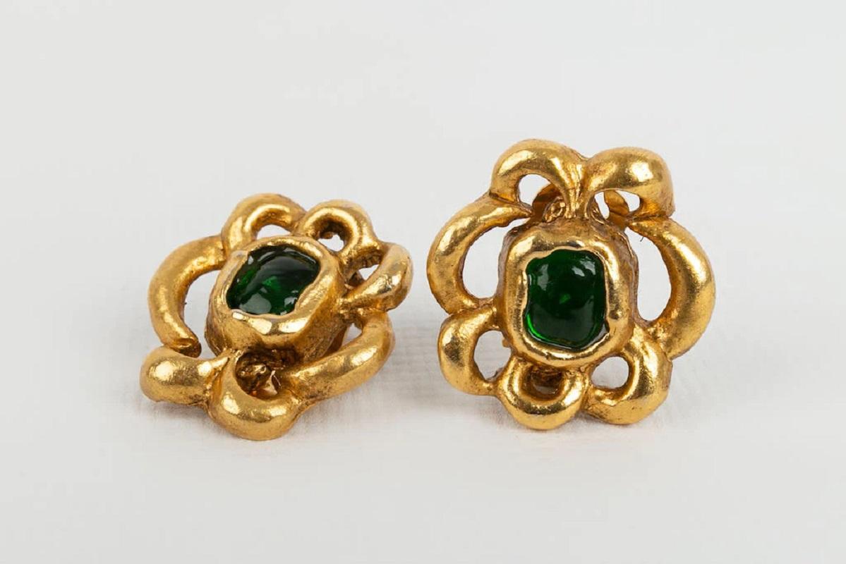 Chanel Baroque Gold Metal Clip Earrings Paved with Glass Paste Cabochon In Excellent Condition For Sale In SAINT-OUEN-SUR-SEINE, FR